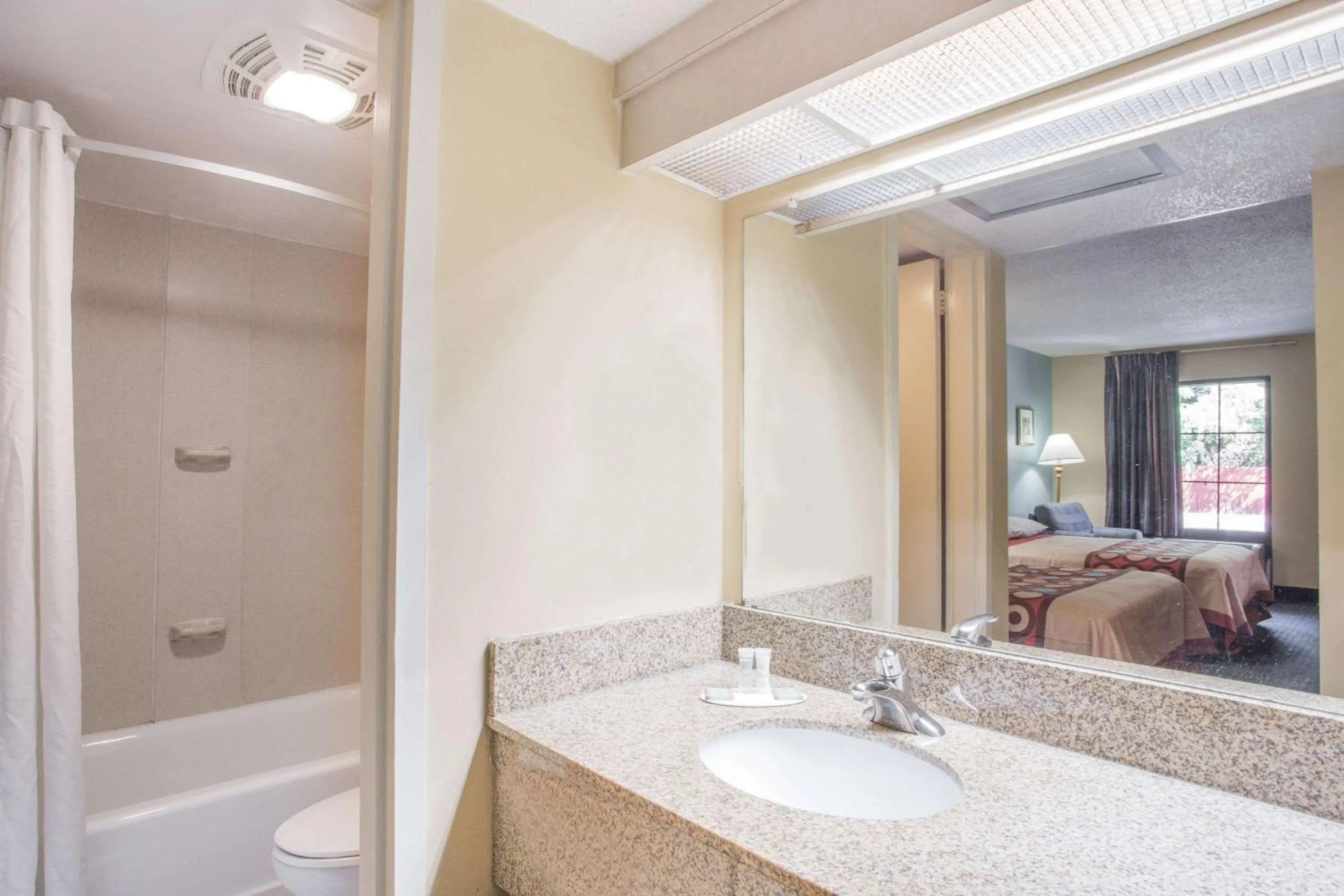 Bathroom, Bed in Super 8 by Wyndham Camp Springs/Andrews AFB DC Area