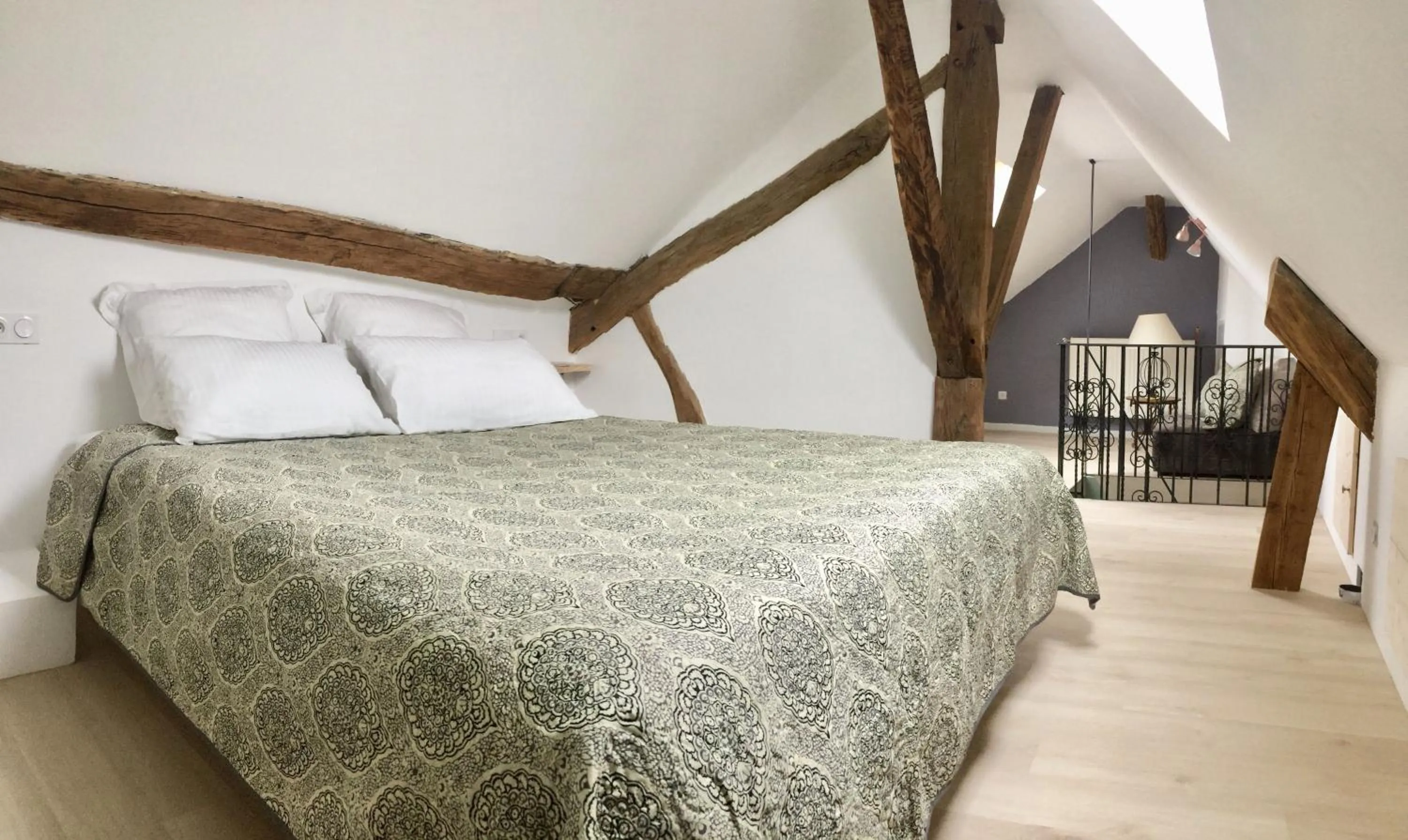 Staff, Bed in Au Coeur de Nuits