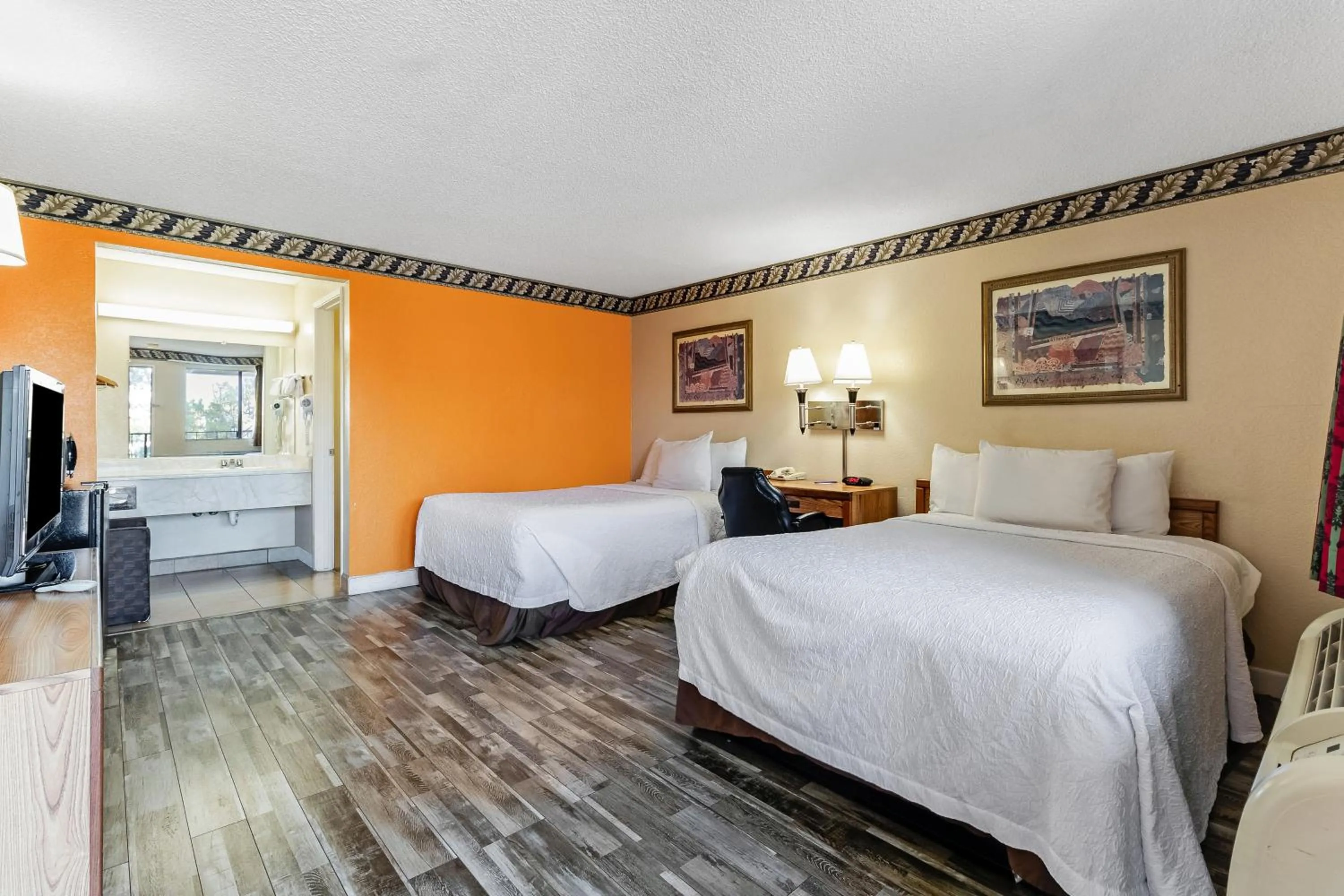 Bed in Knights Inn Madera