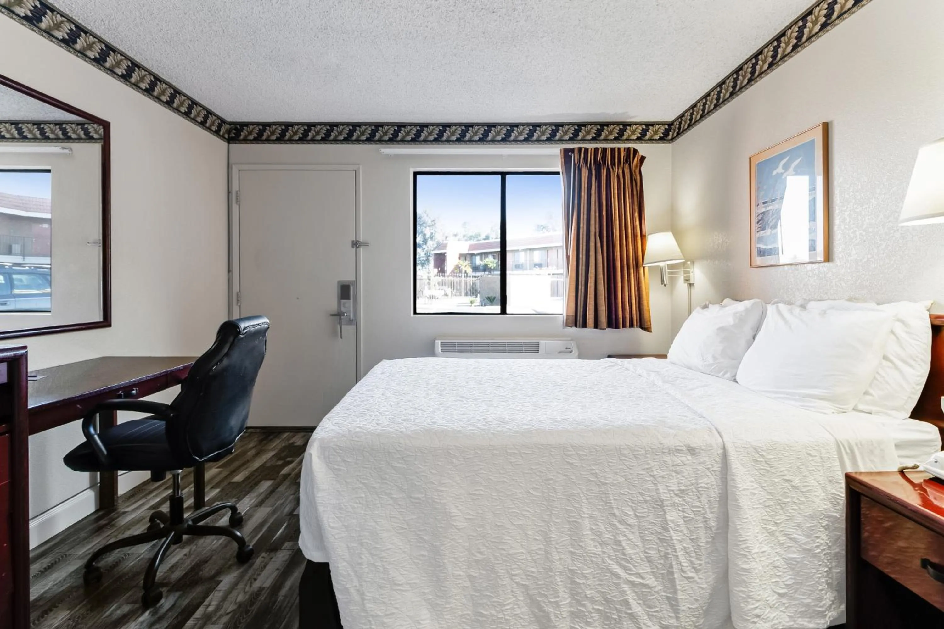 Seating area, Bed in Knights Inn Madera