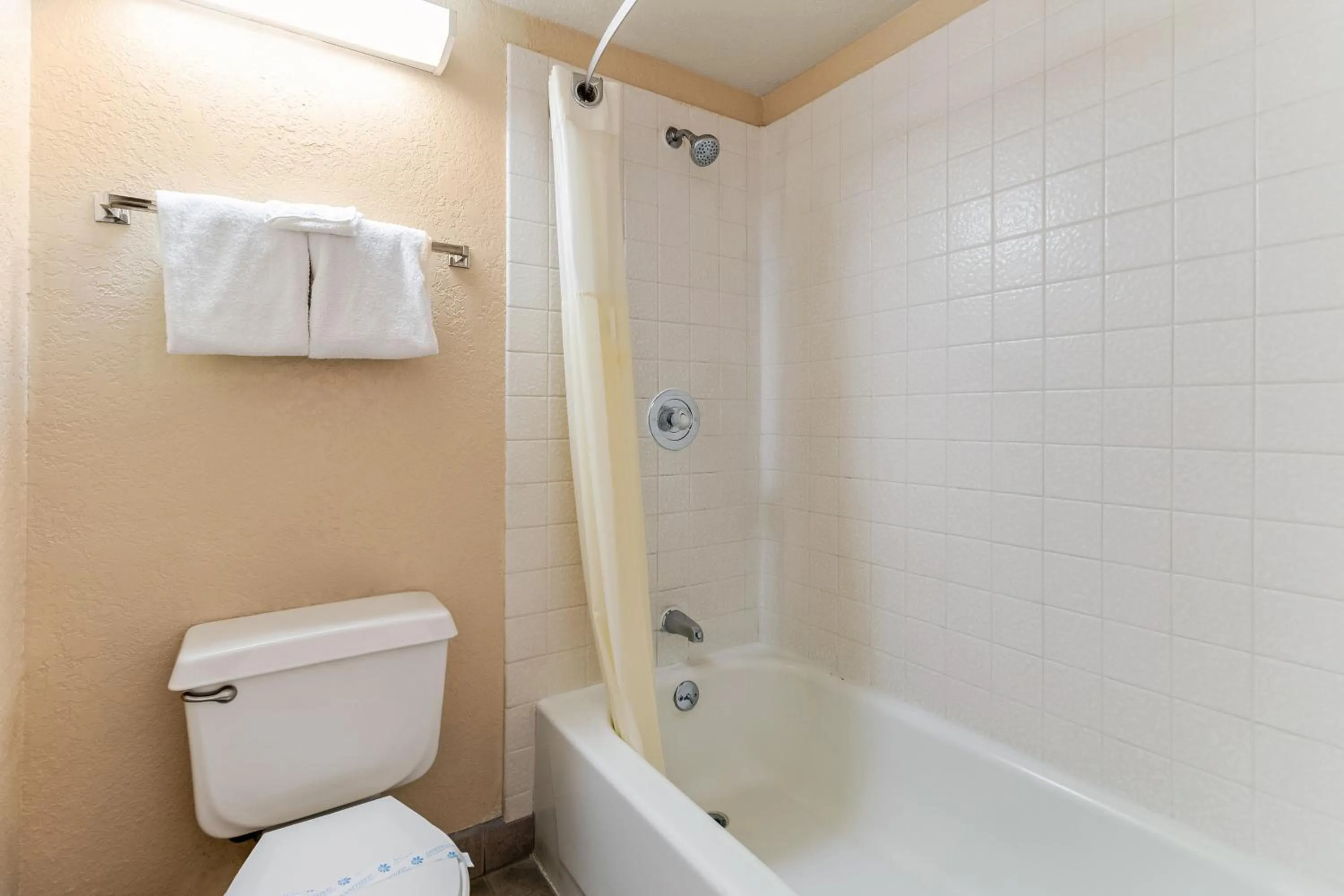 Shower in Knights Inn Madera