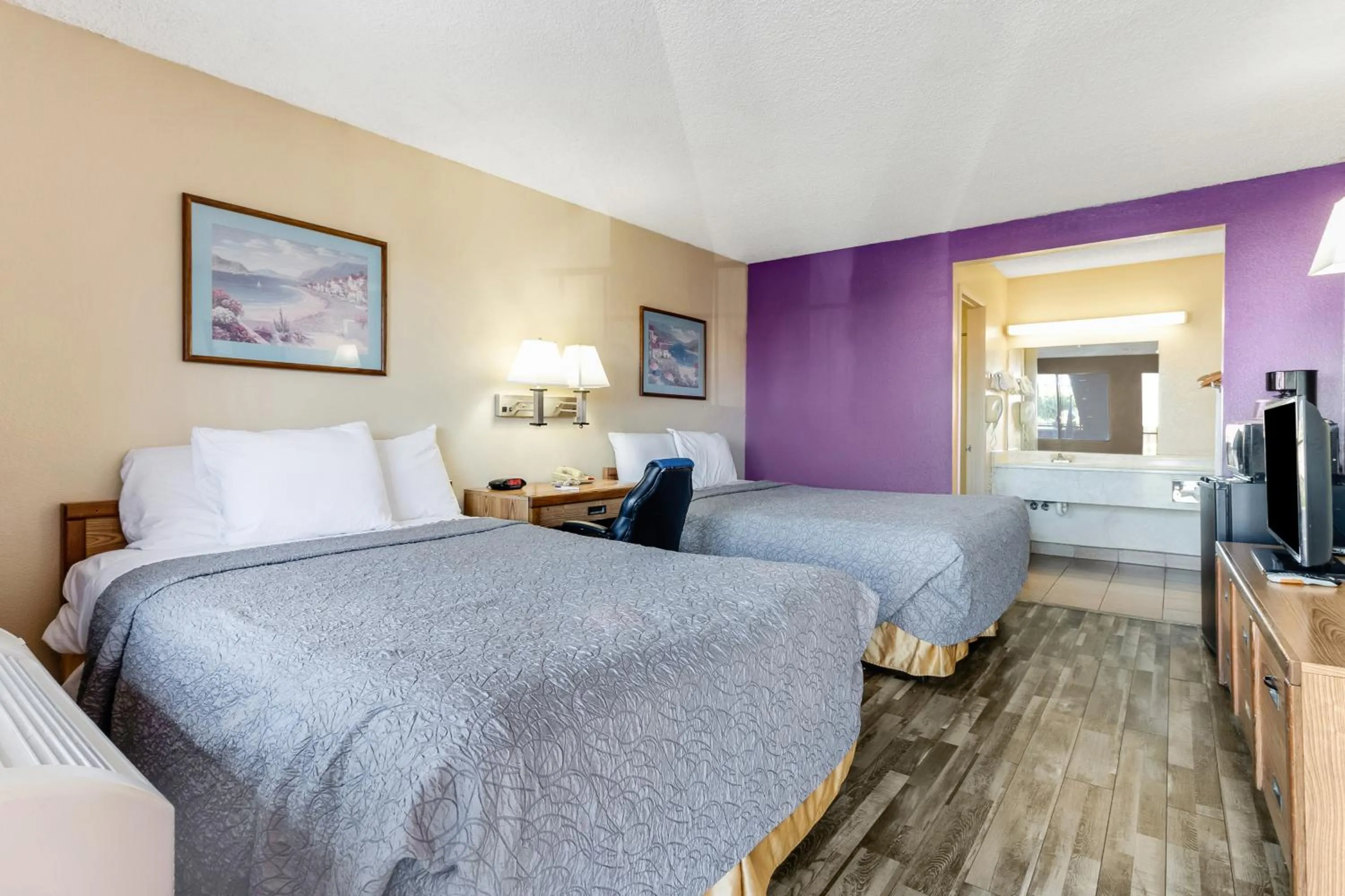 Bed in Knights Inn Madera