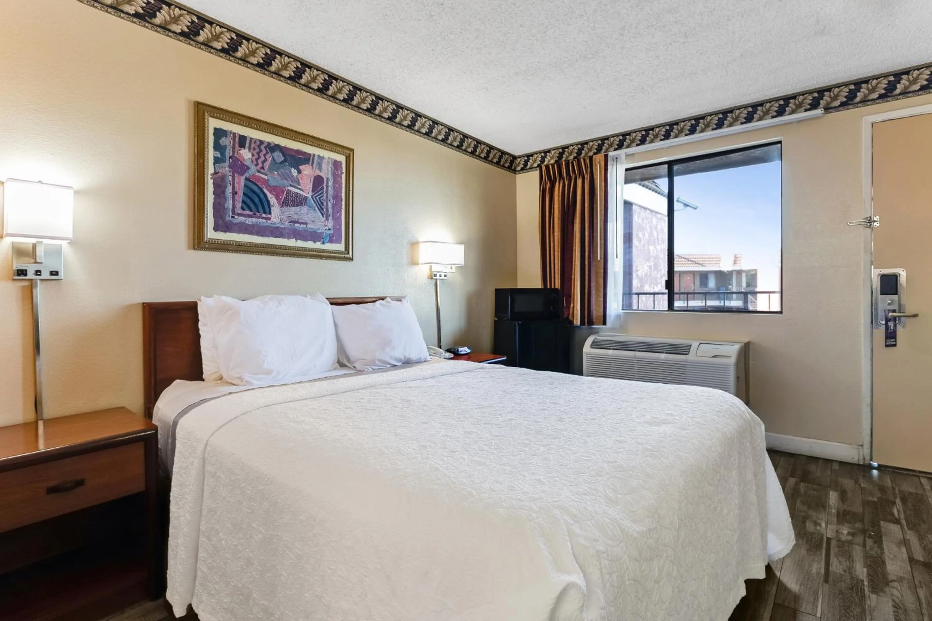 Bed in Knights Inn Madera