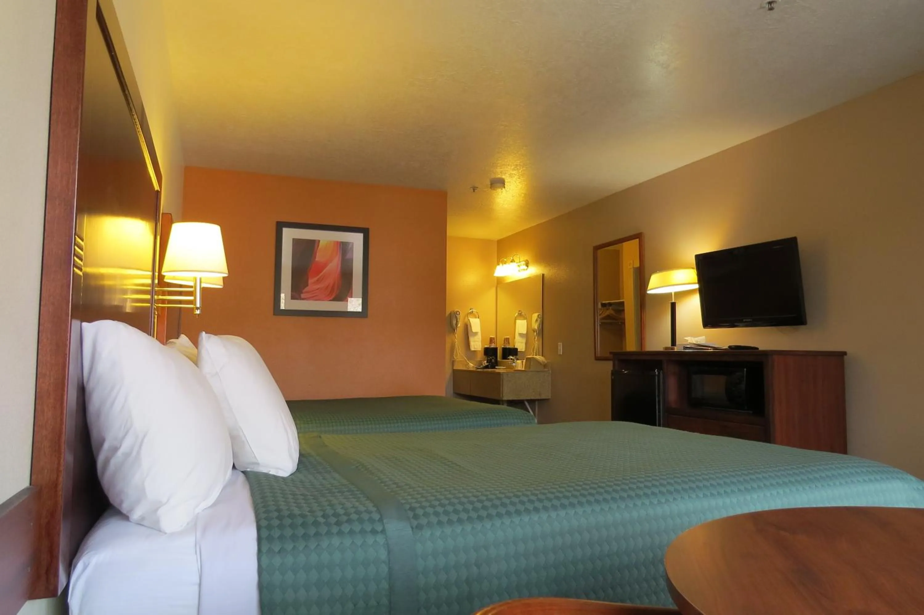 Bedroom, Bed in America's Best Inn & Suites Saint George