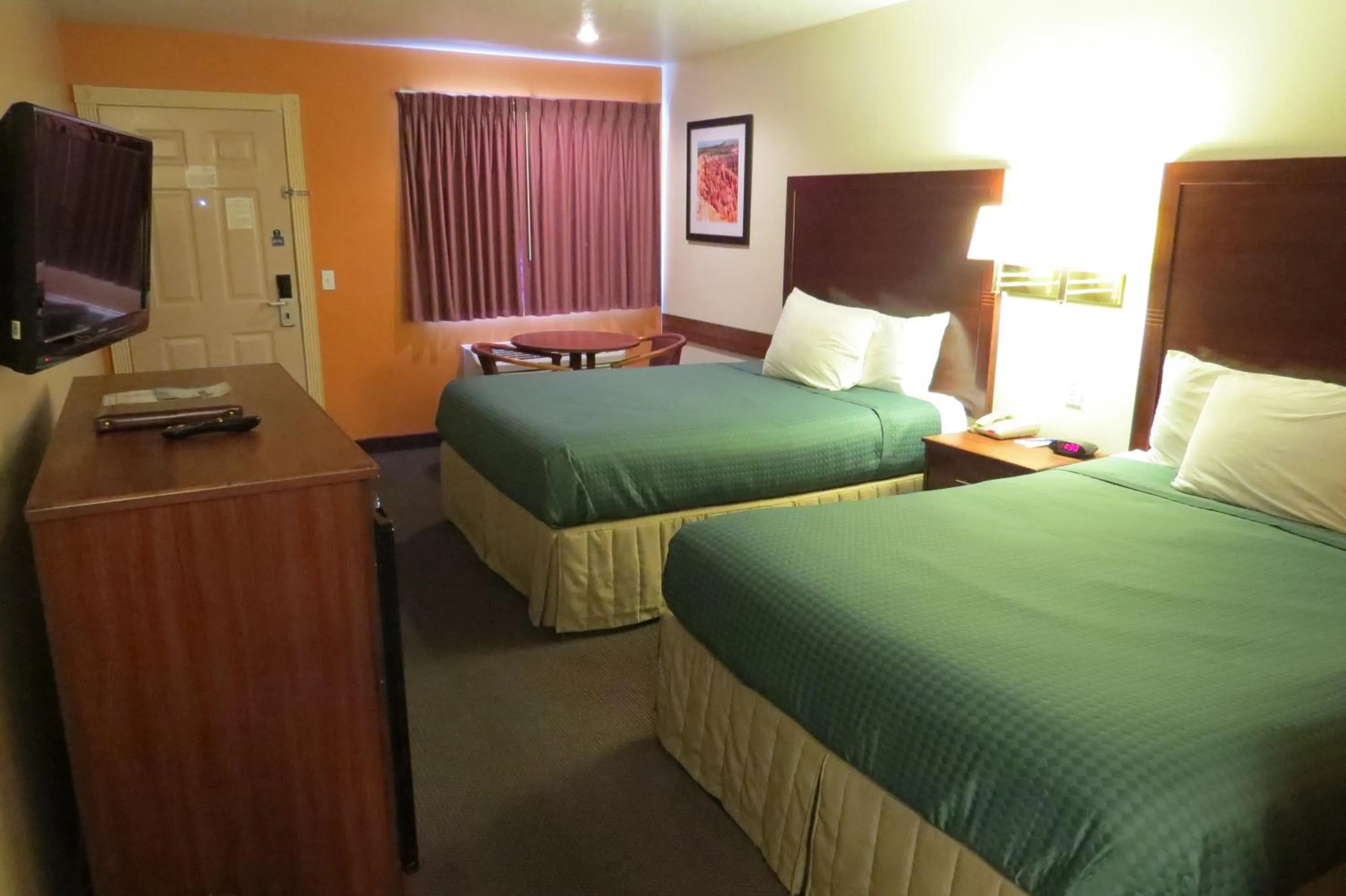 Bedroom, Bed in America's Best Inn & Suites Saint George