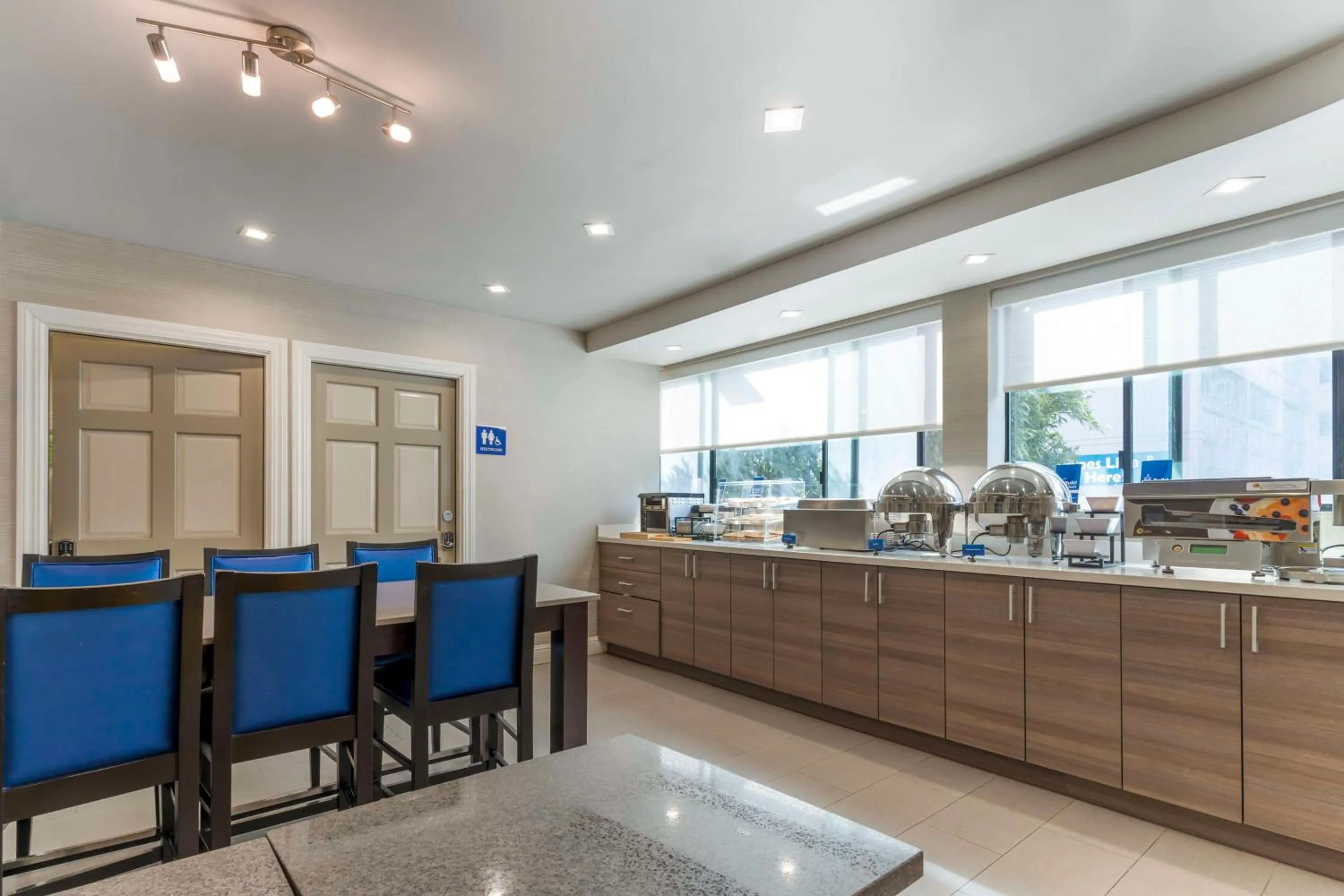 Breakfast in Best Western Red Coach Inn