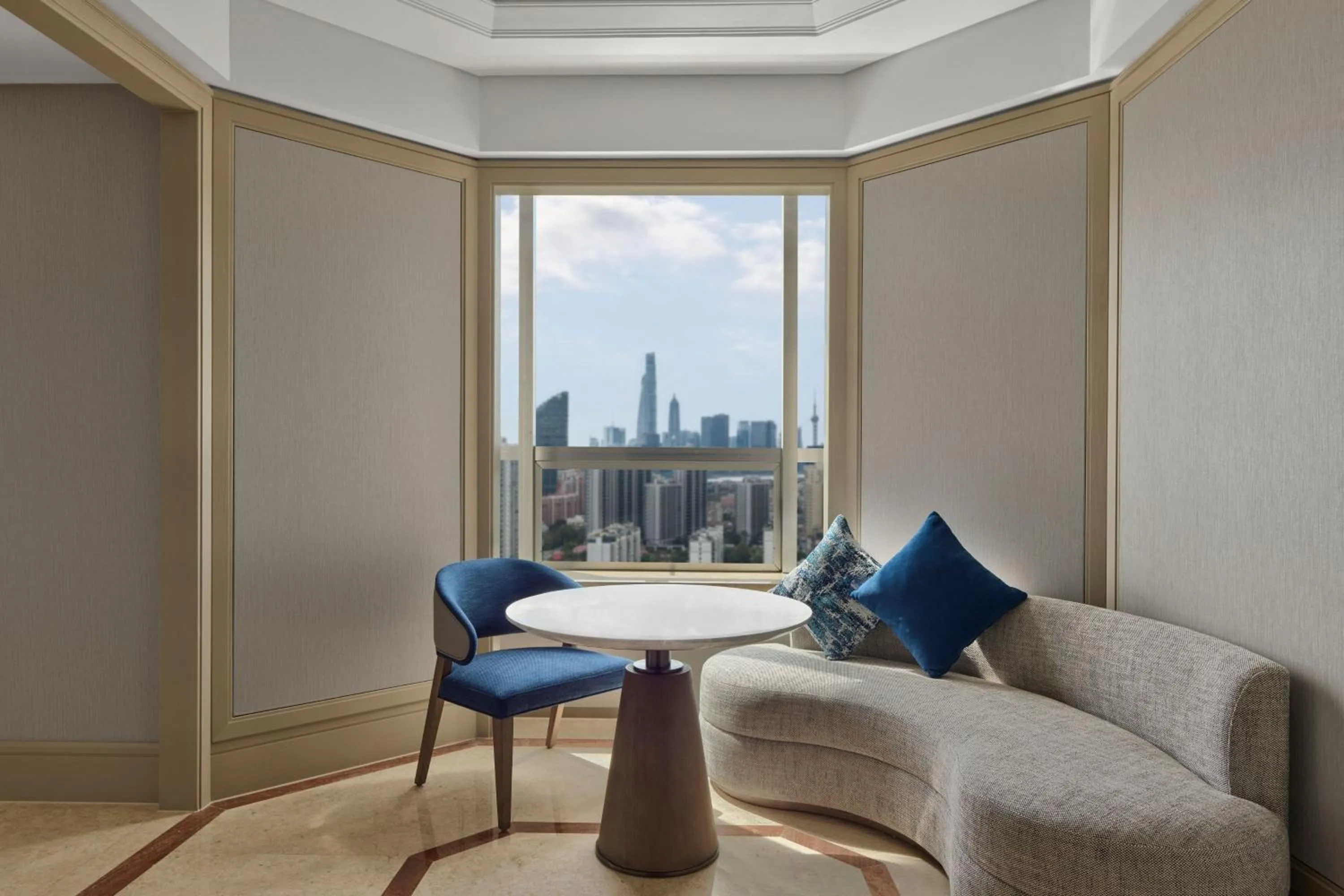 Living room in Shanghai Marriott Hotel Yangpu Riverside