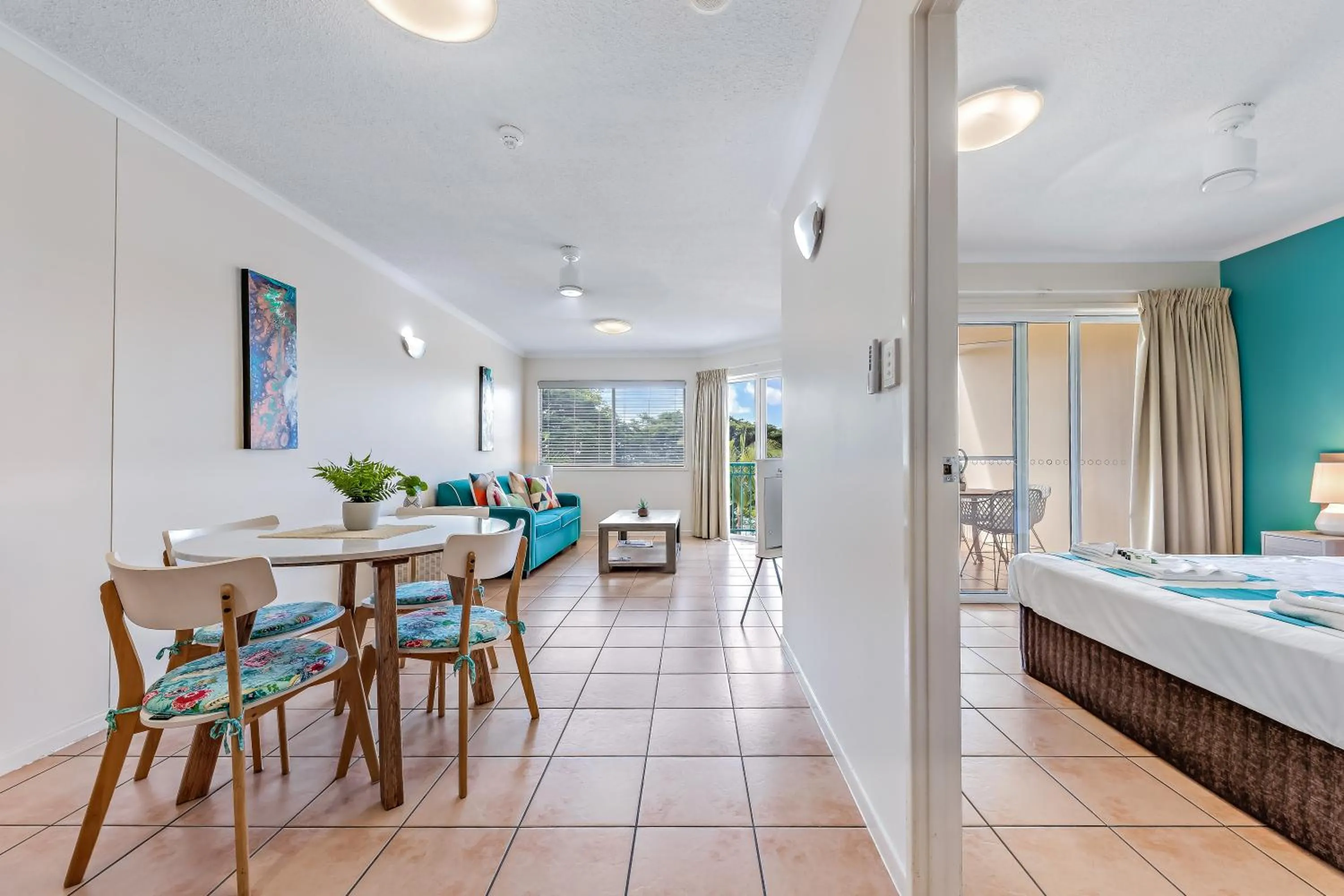 Living room, Bed in Shingley Beach Resort - Whitsundays