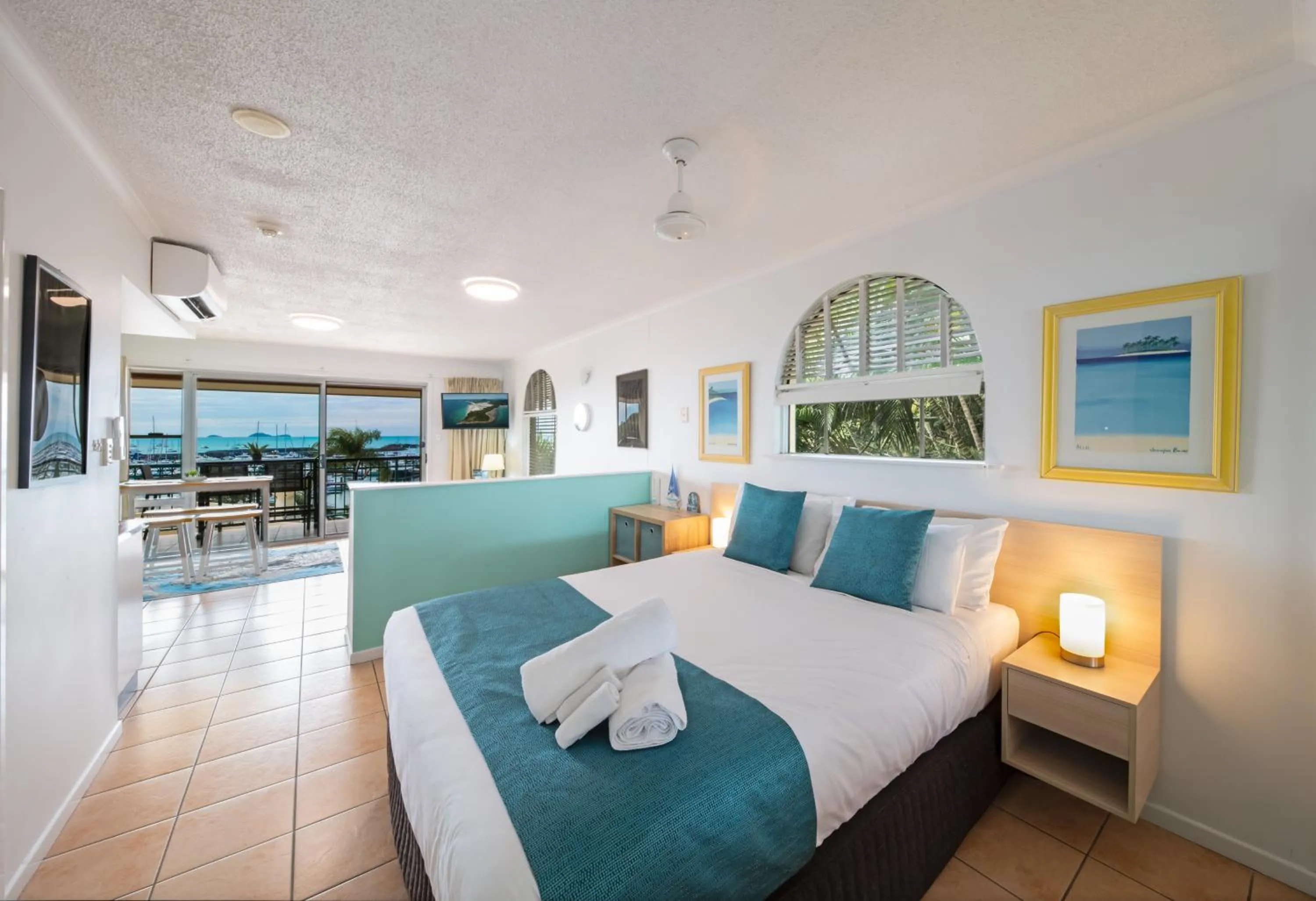 Photo of the whole room, Bed in Shingley Beach Resort - Whitsundays