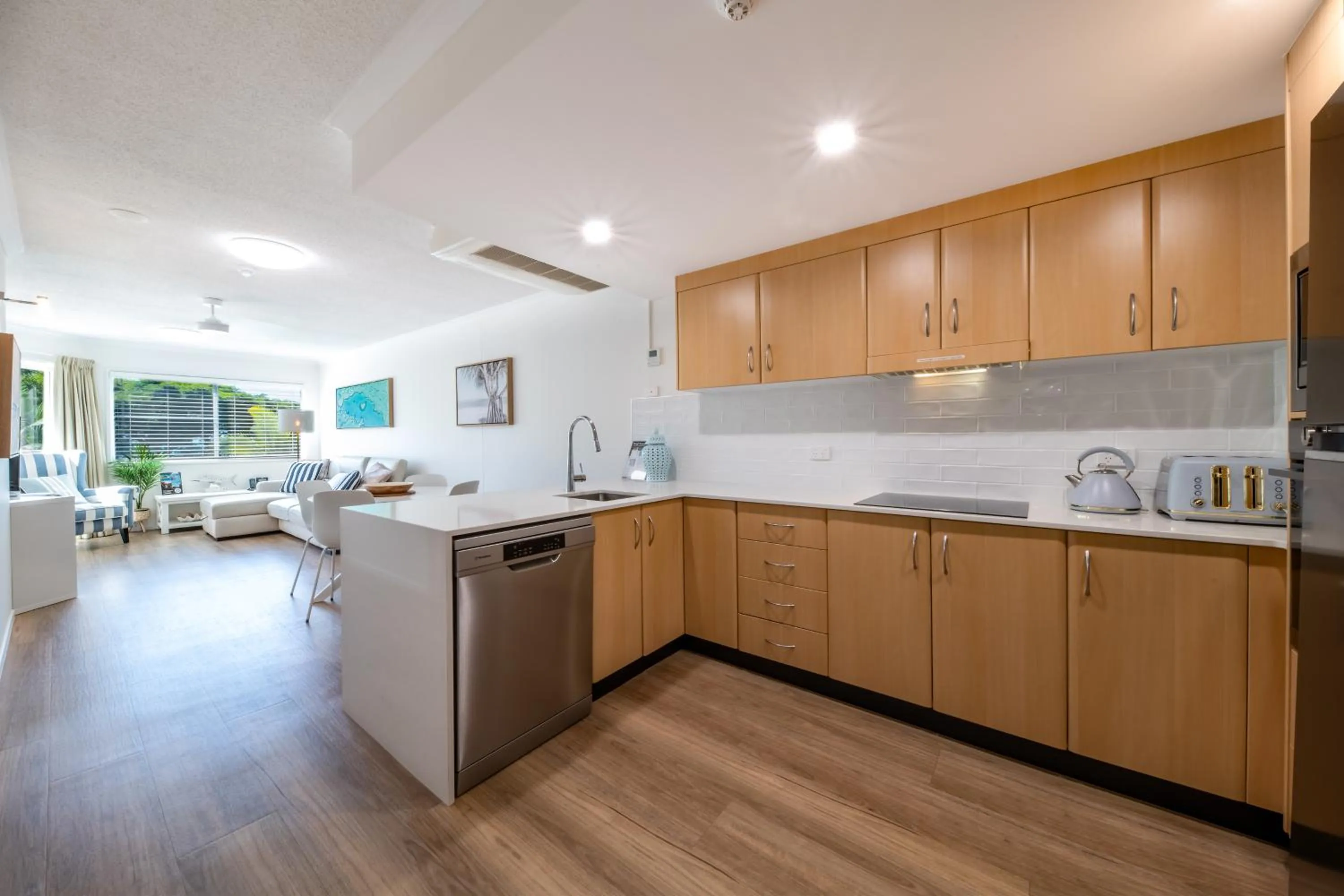 Kitchen or kitchenette, Bed in Shingley Beach Resort - Whitsundays