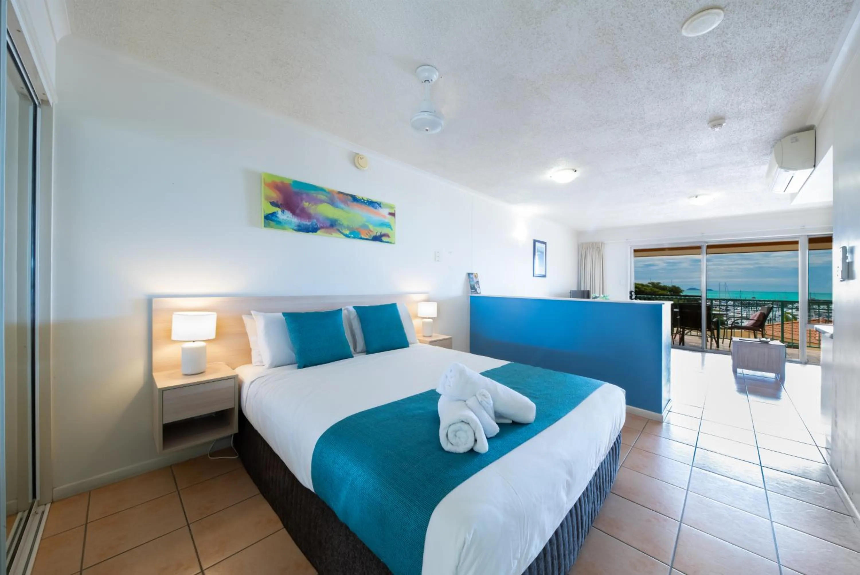 Living room, Bed in Shingley Beach Resort - Whitsundays