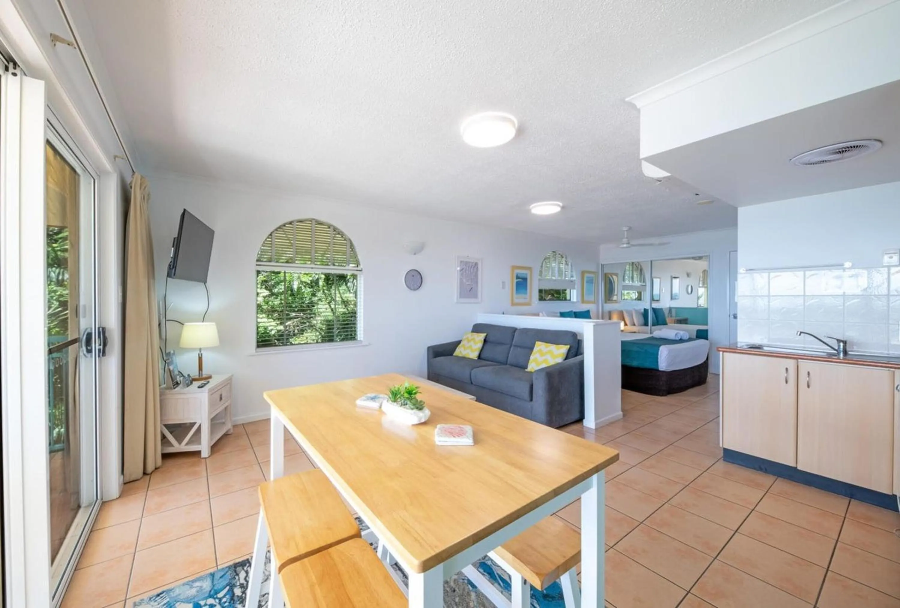 kitchen, Bed in Shingley Beach Resort - Whitsundays
