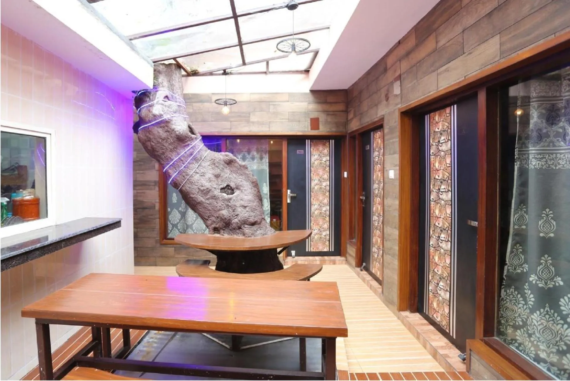 Restaurant/places to eat in Ekam Lodge