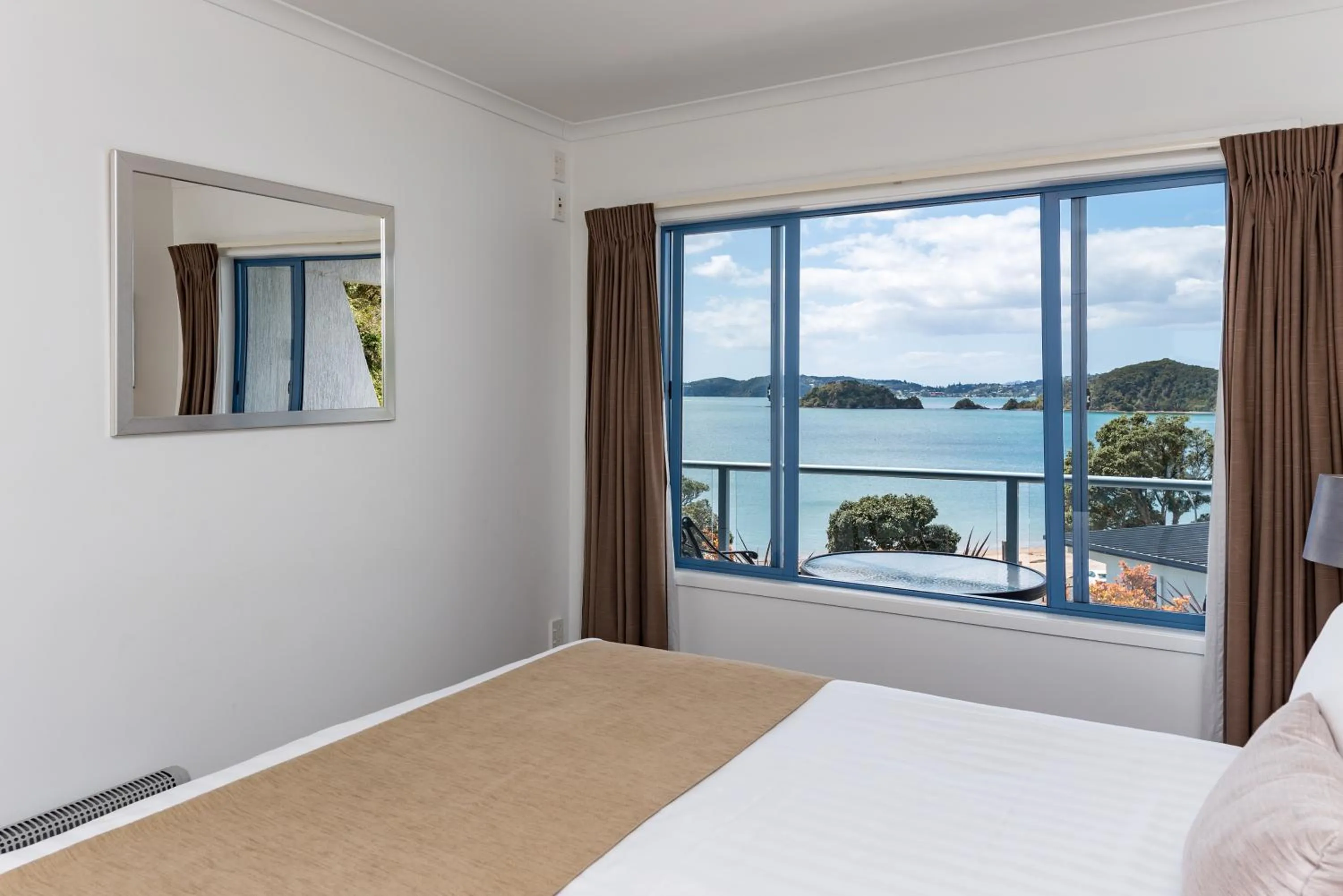 Balcony/Terrace, Bed in Blue Pacific Apartments
