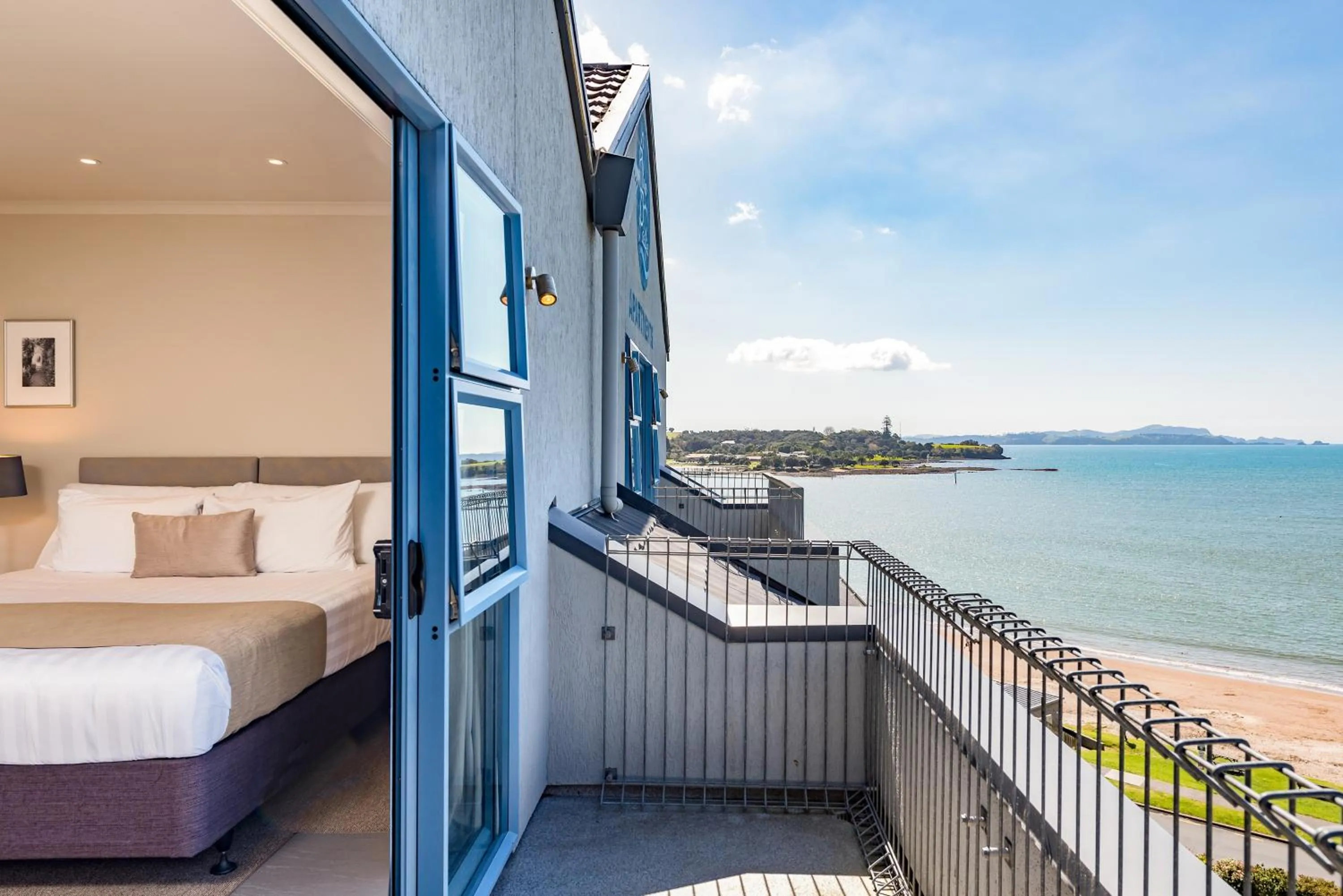 Balcony/Terrace, Bed in Blue Pacific Apartments