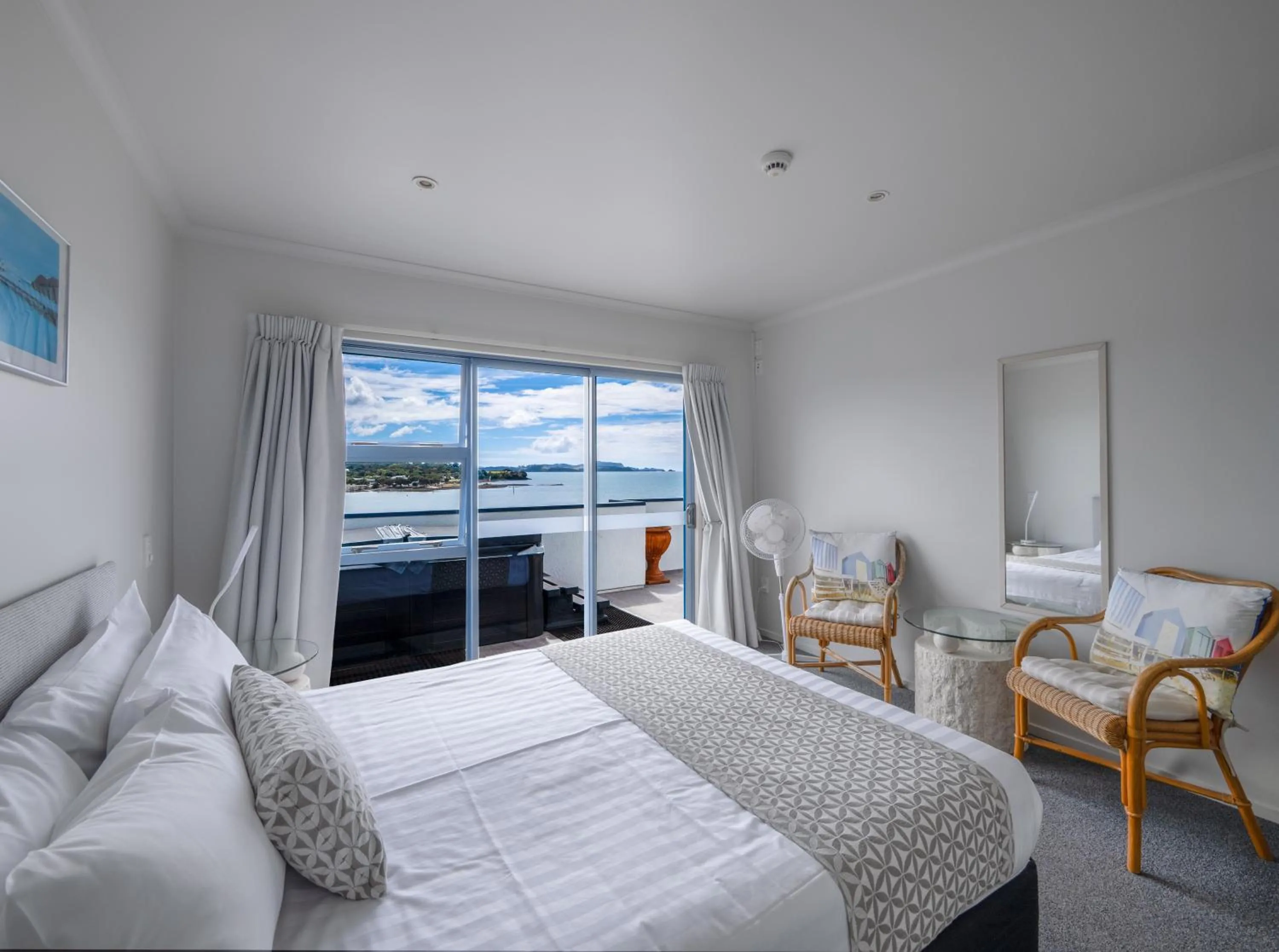 Bedroom, Bed in Blue Pacific Apartments