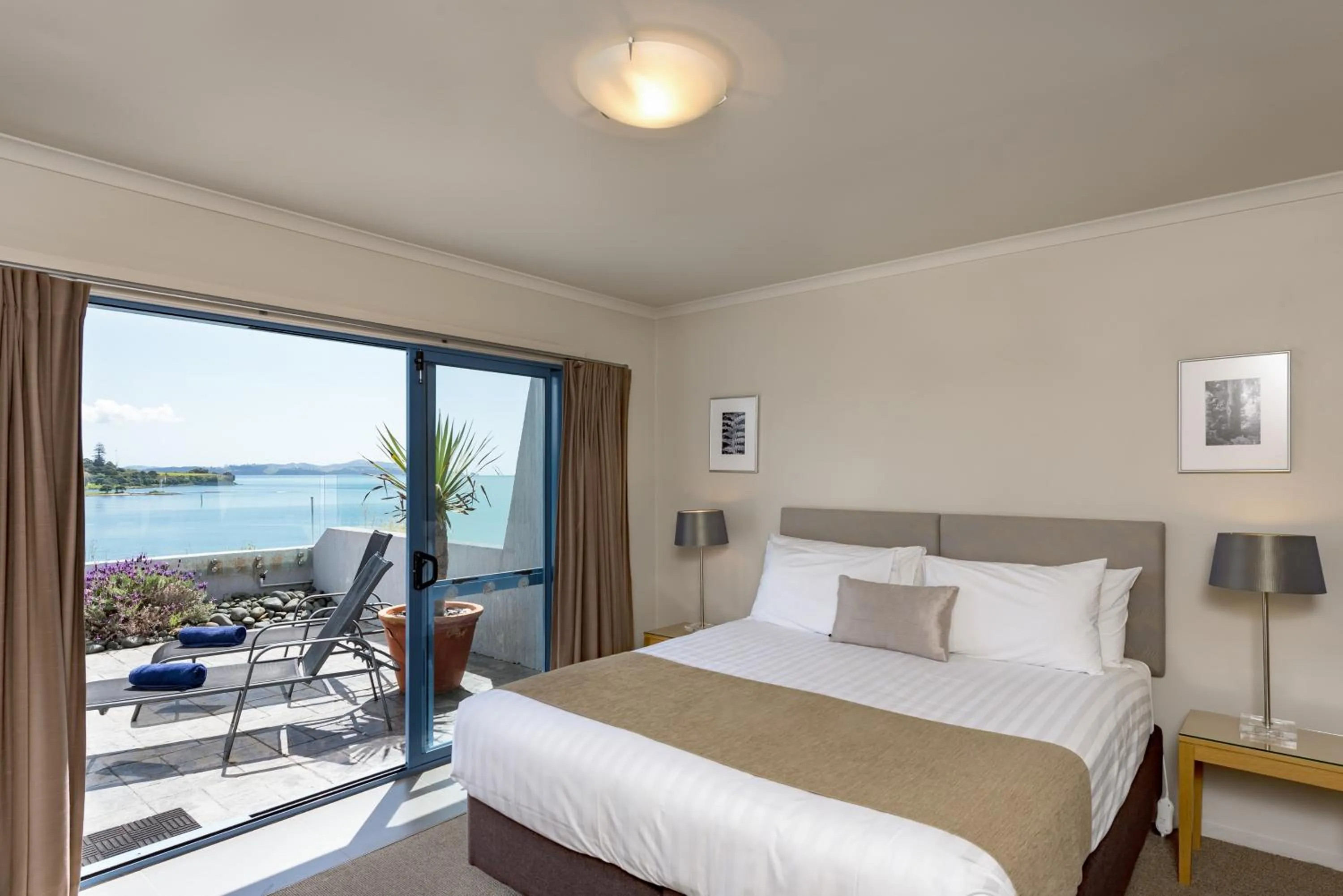 Balcony/Terrace, Bed in Blue Pacific Apartments