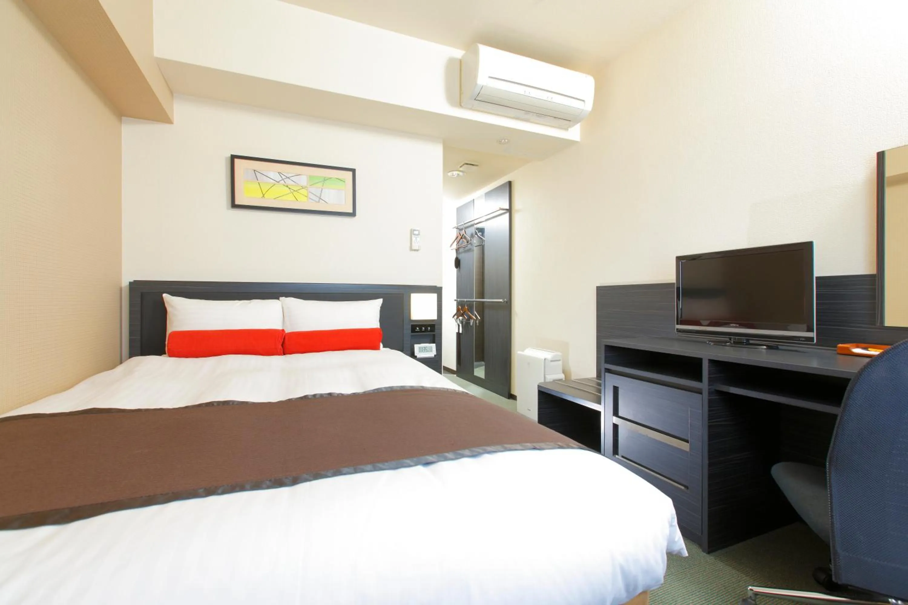 Photo of the whole room, Bed in MYSTAYS Shin Urayasu Conference Center