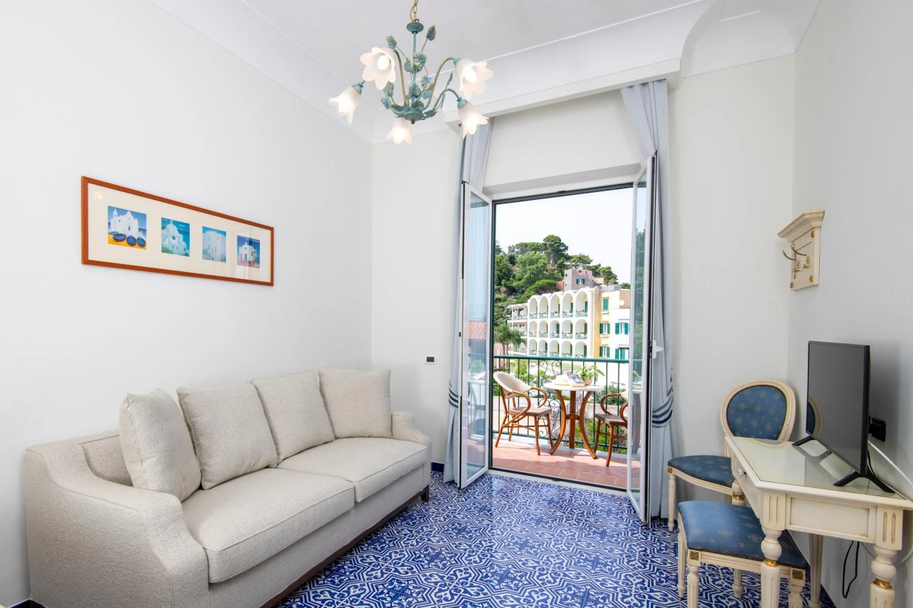 TV and multimedia in La Reginella Resort & Spa