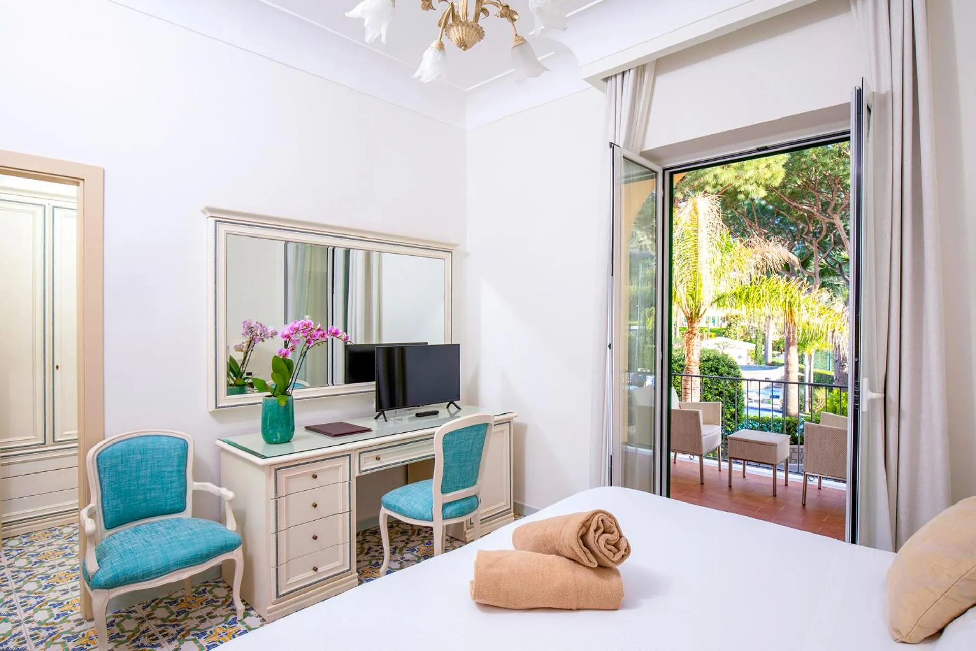 Bed in La Reginella Resort & Spa