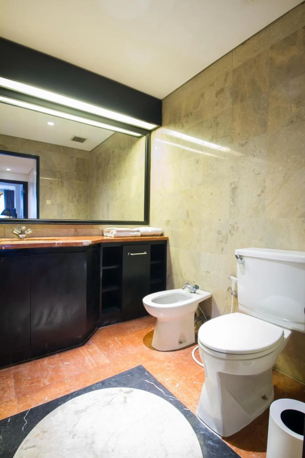 Toilet in Oakwood Suites Kuningan Jakarta