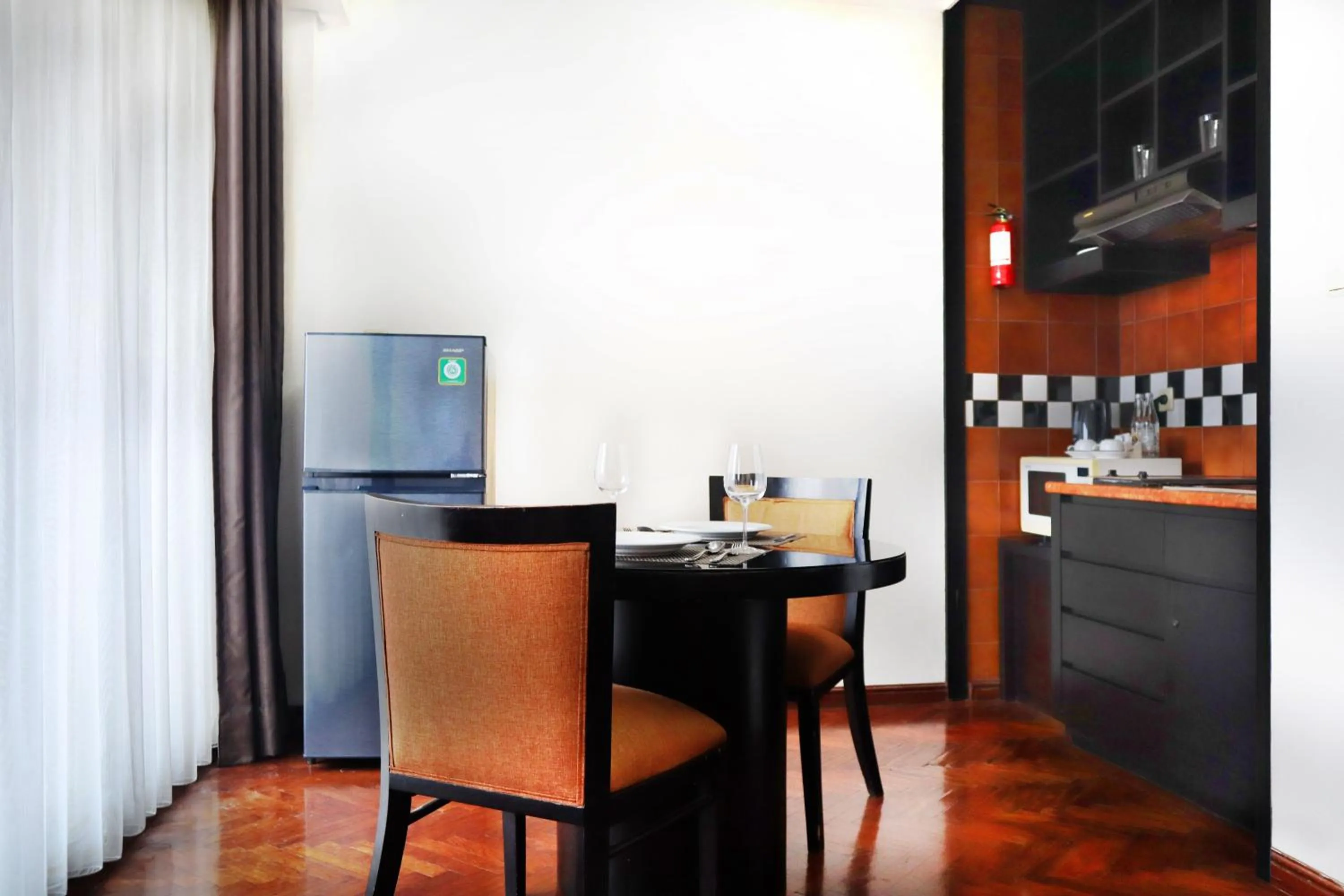 Dining area in Oakwood Suites Kuningan Jakarta