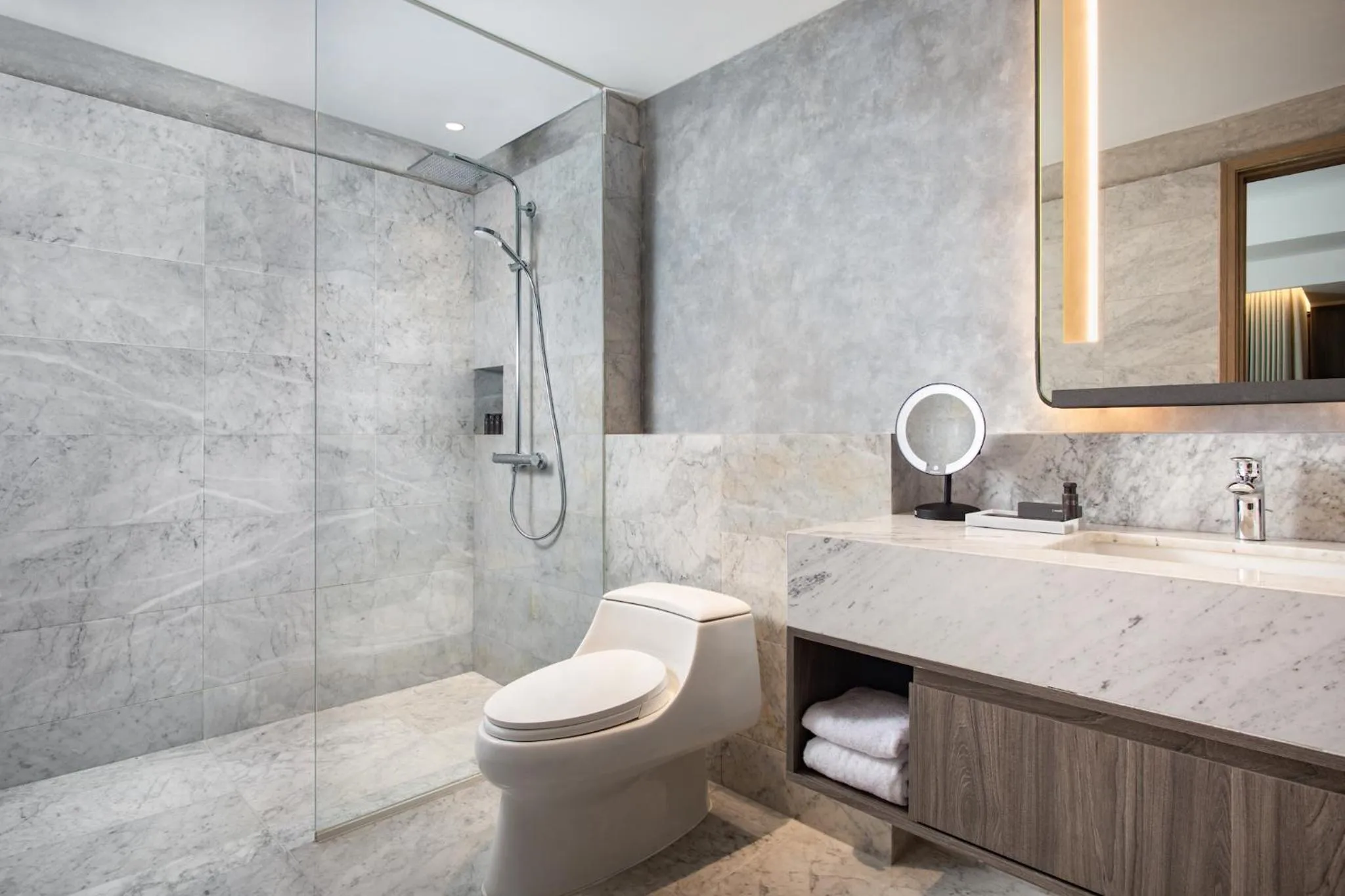Toilet in Oakwood Suites Kuningan Jakarta