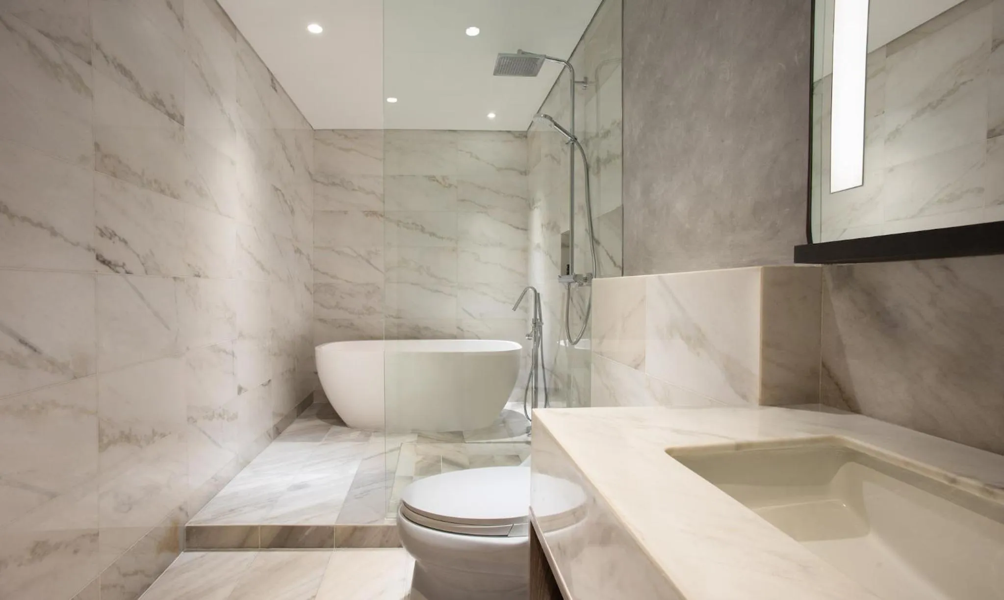 Toilet in Oakwood Suites Kuningan Jakarta