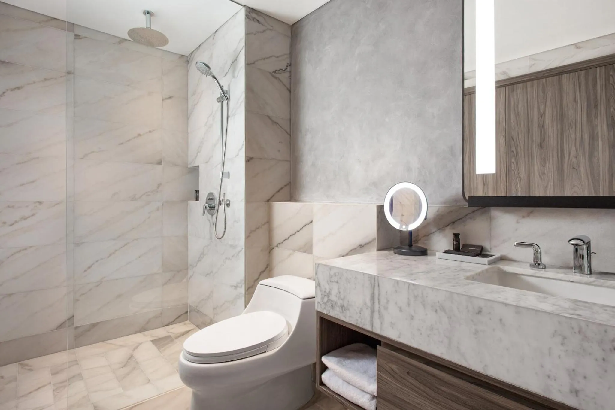 Toilet in Oakwood Suites Kuningan Jakarta