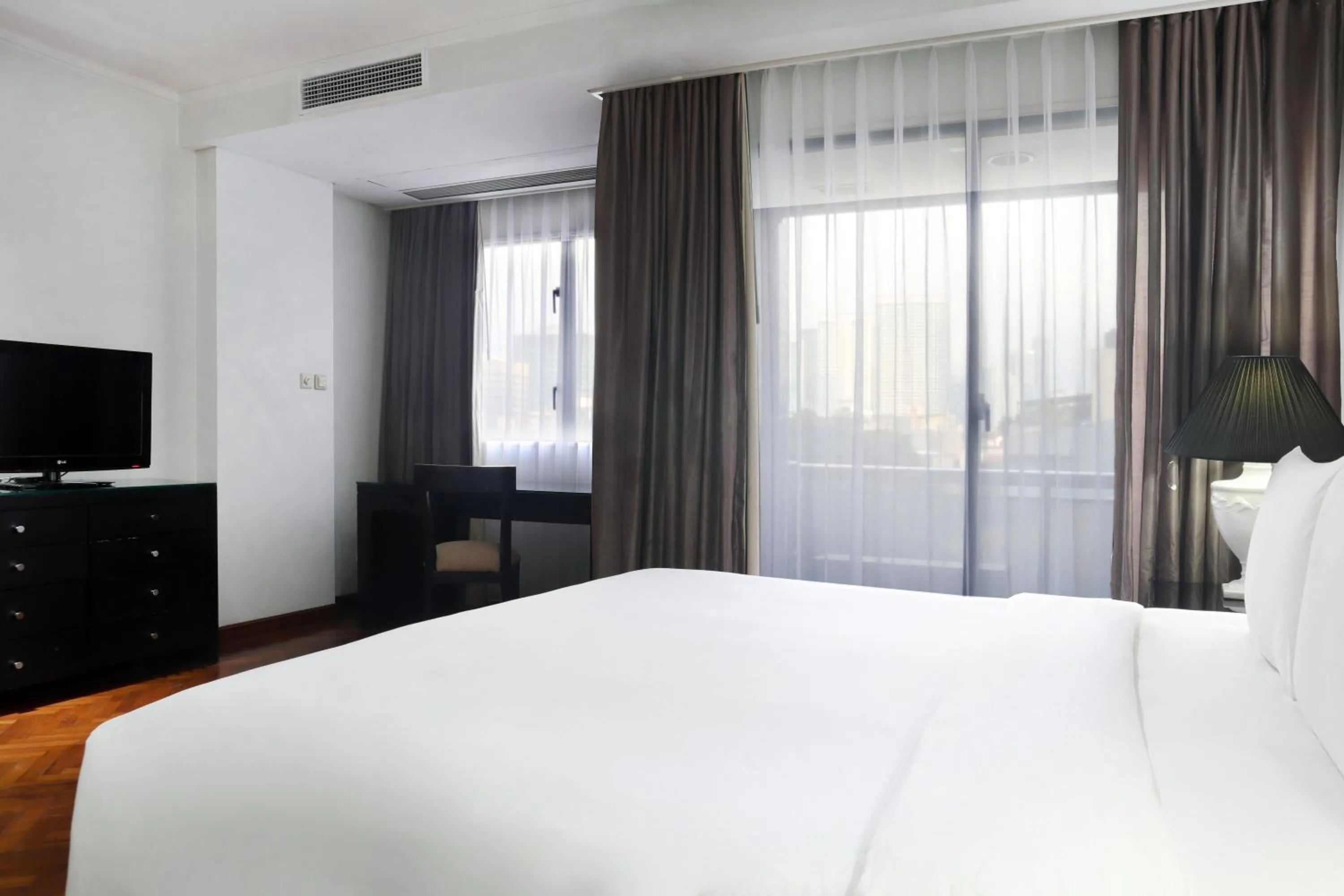 Bedroom, Bed in Oakwood Suites Kuningan Jakarta