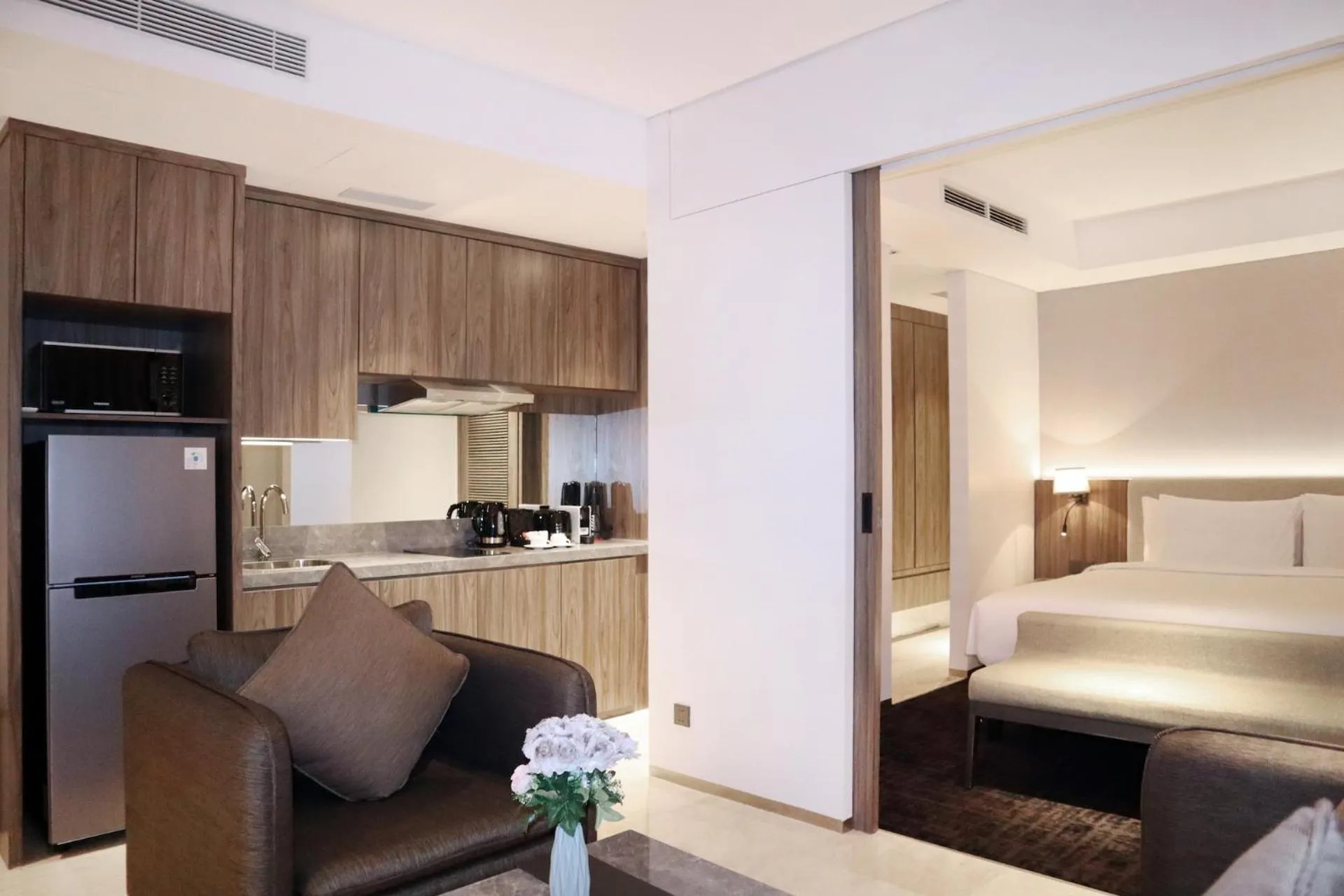 Kitchen or kitchenette, Bed in Oakwood Suites Kuningan Jakarta
