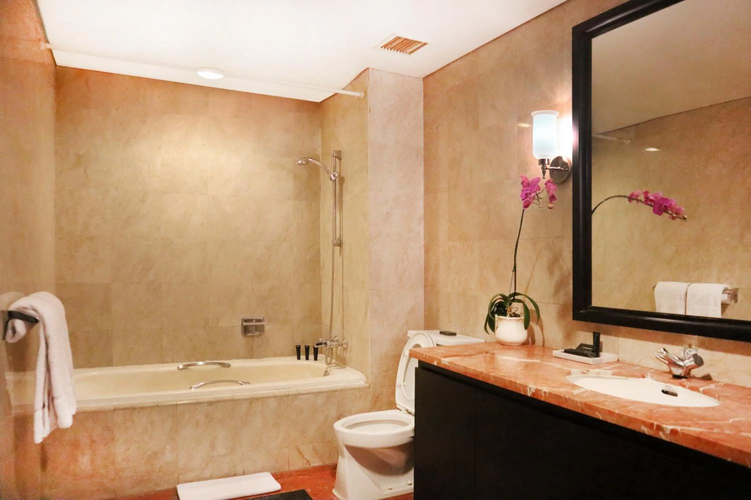 Bathroom in Oakwood Suites Kuningan Jakarta