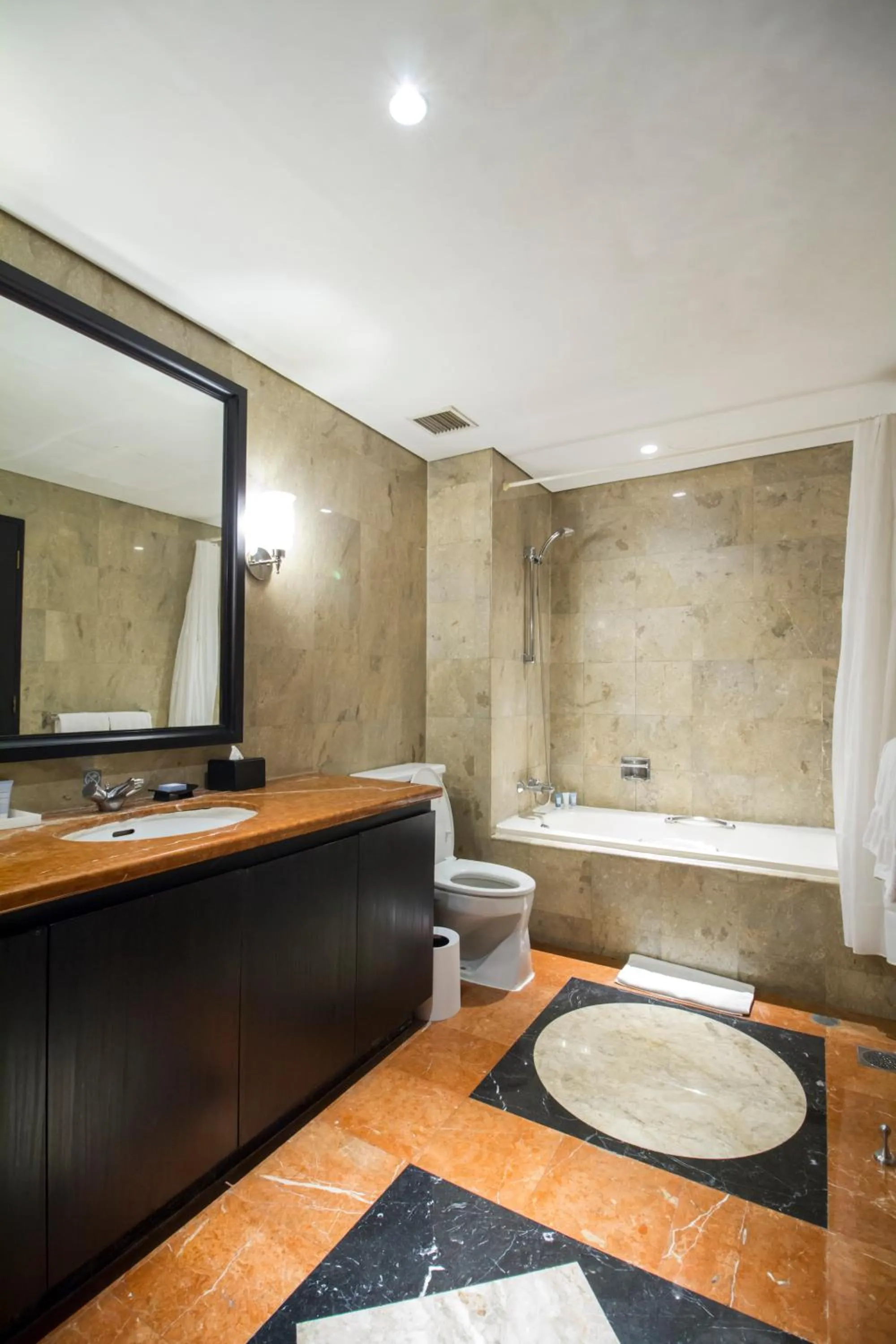 Toilet in Oakwood Suites Kuningan Jakarta