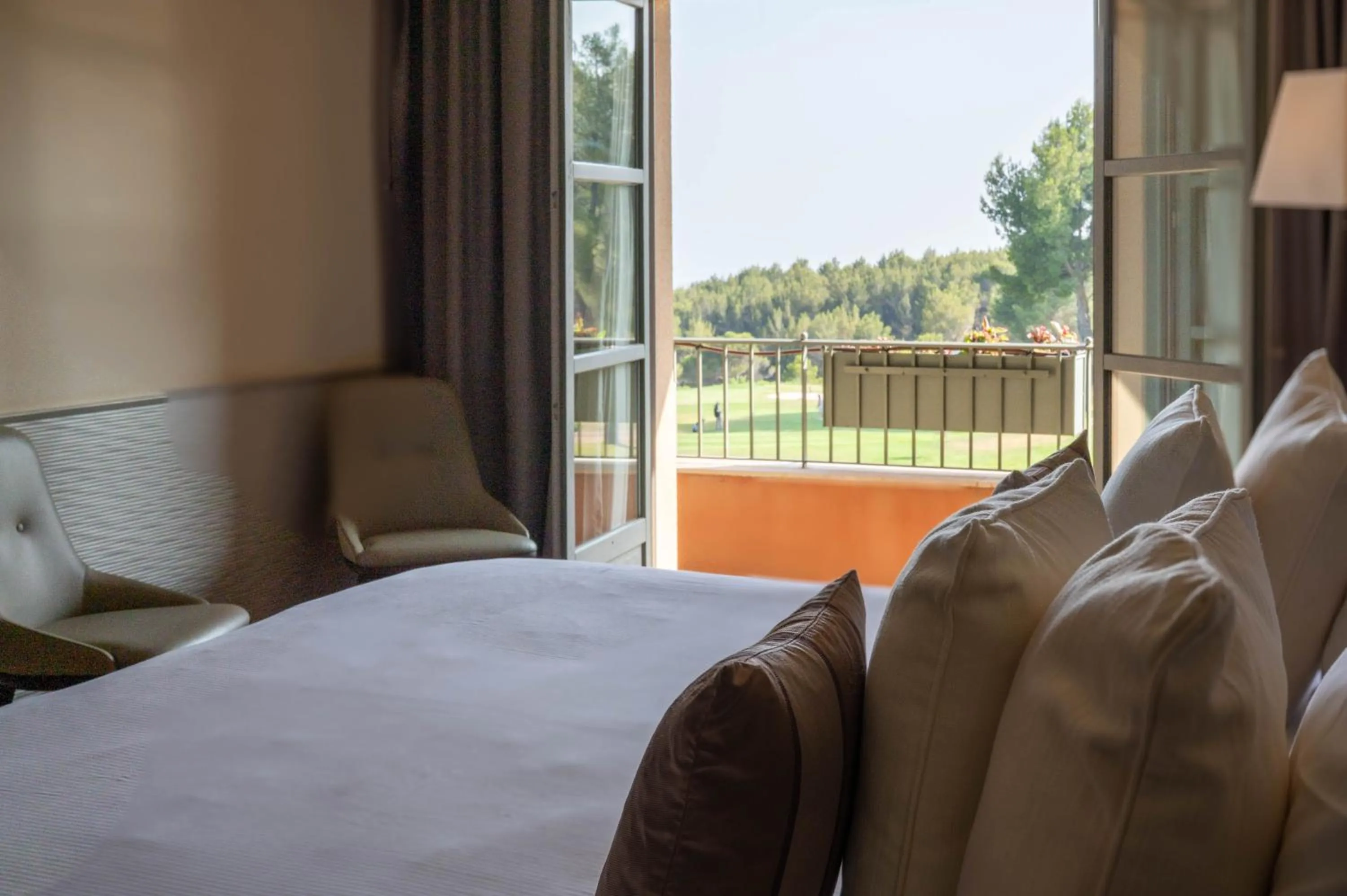 Bedroom, Bed in L'Hôtel & Spa du Castellet