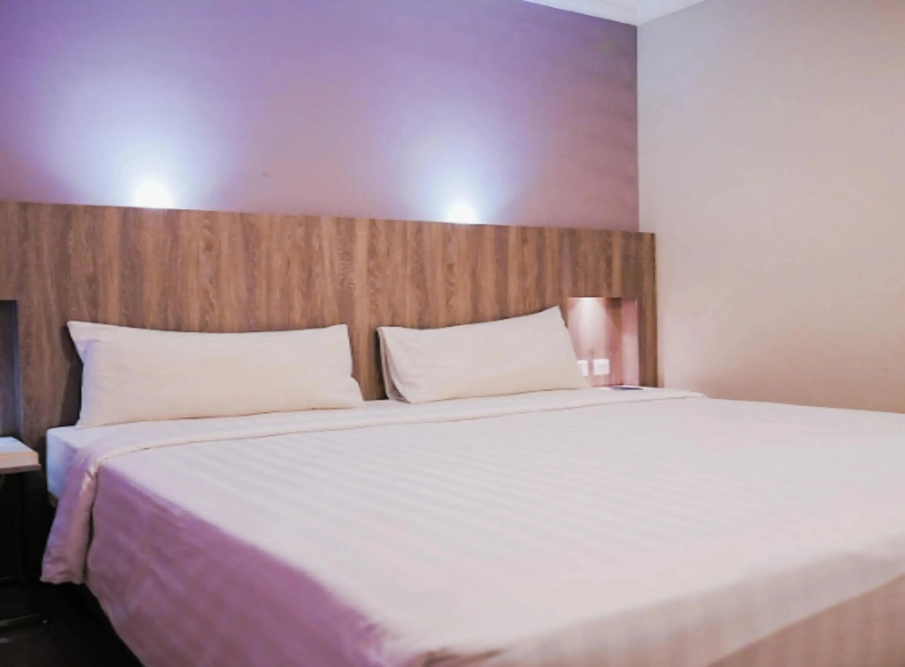Bedroom, Bed in Royal Palm Hotel & Conference Center Cengkareng