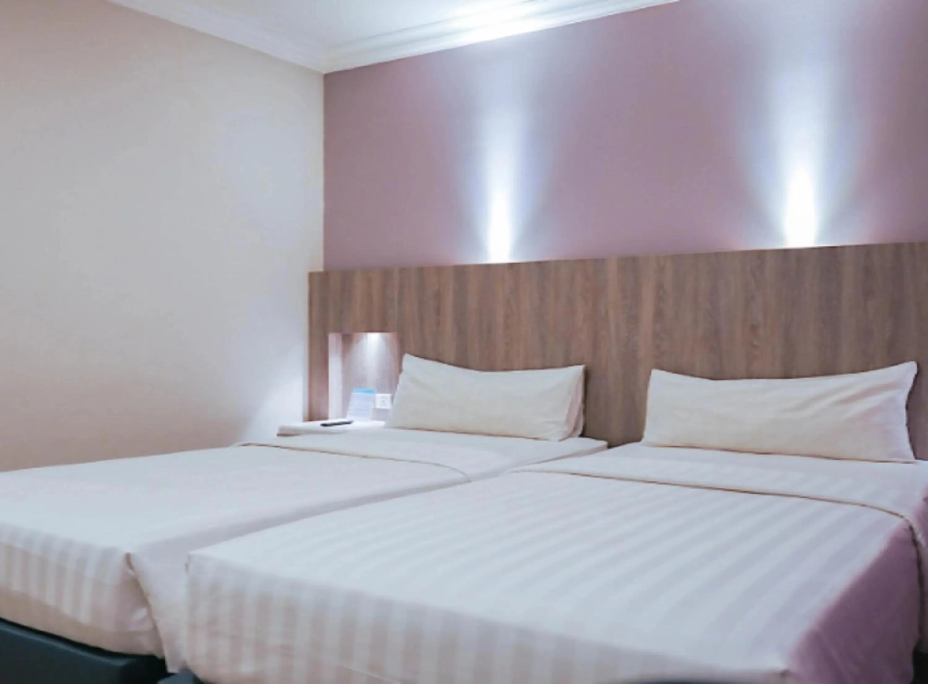 Bedroom, Bed in Royal Palm Hotel & Conference Center Cengkareng