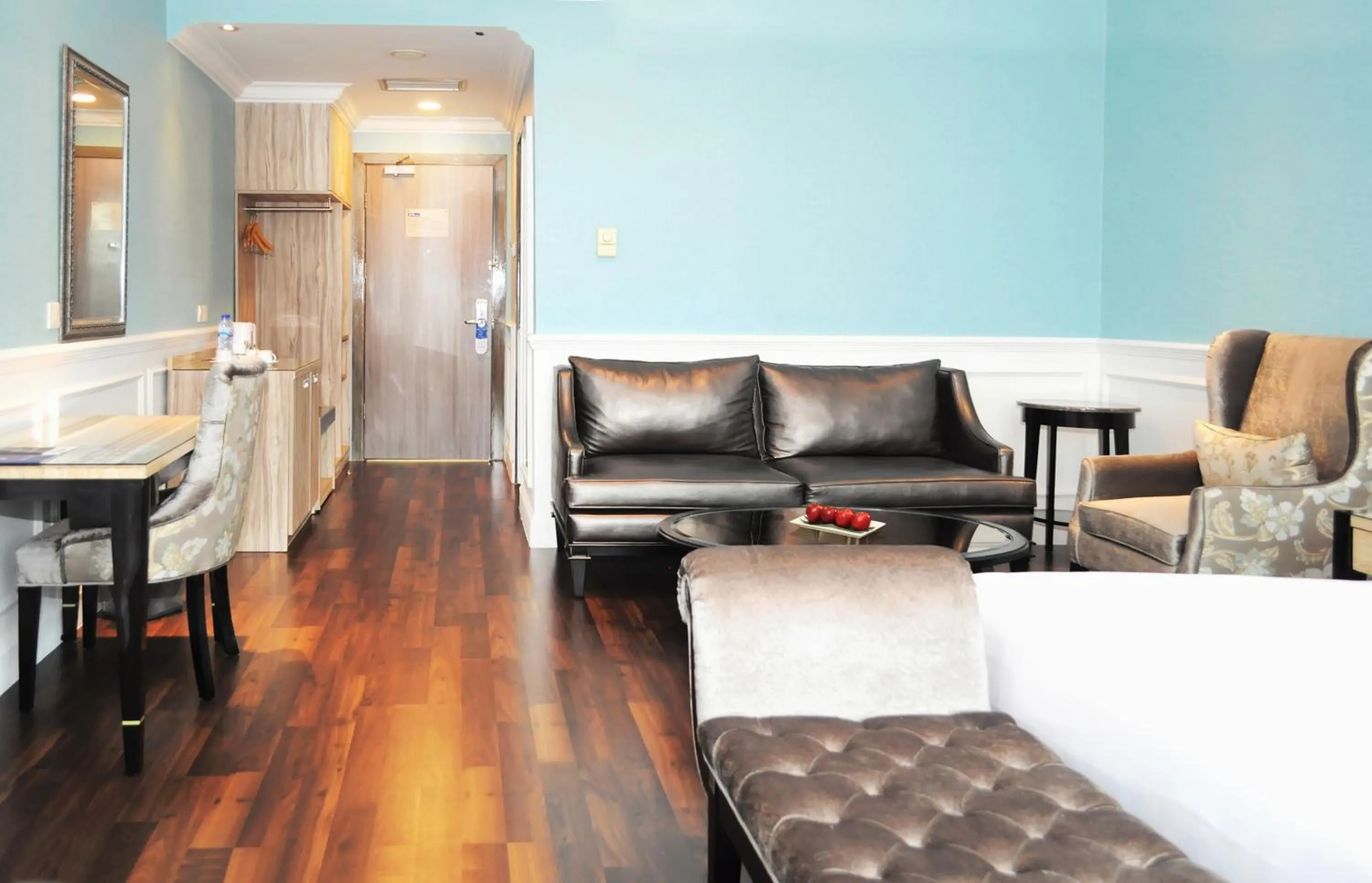 Living room, Bed in Royal Palm Hotel & Conference Center Cengkareng