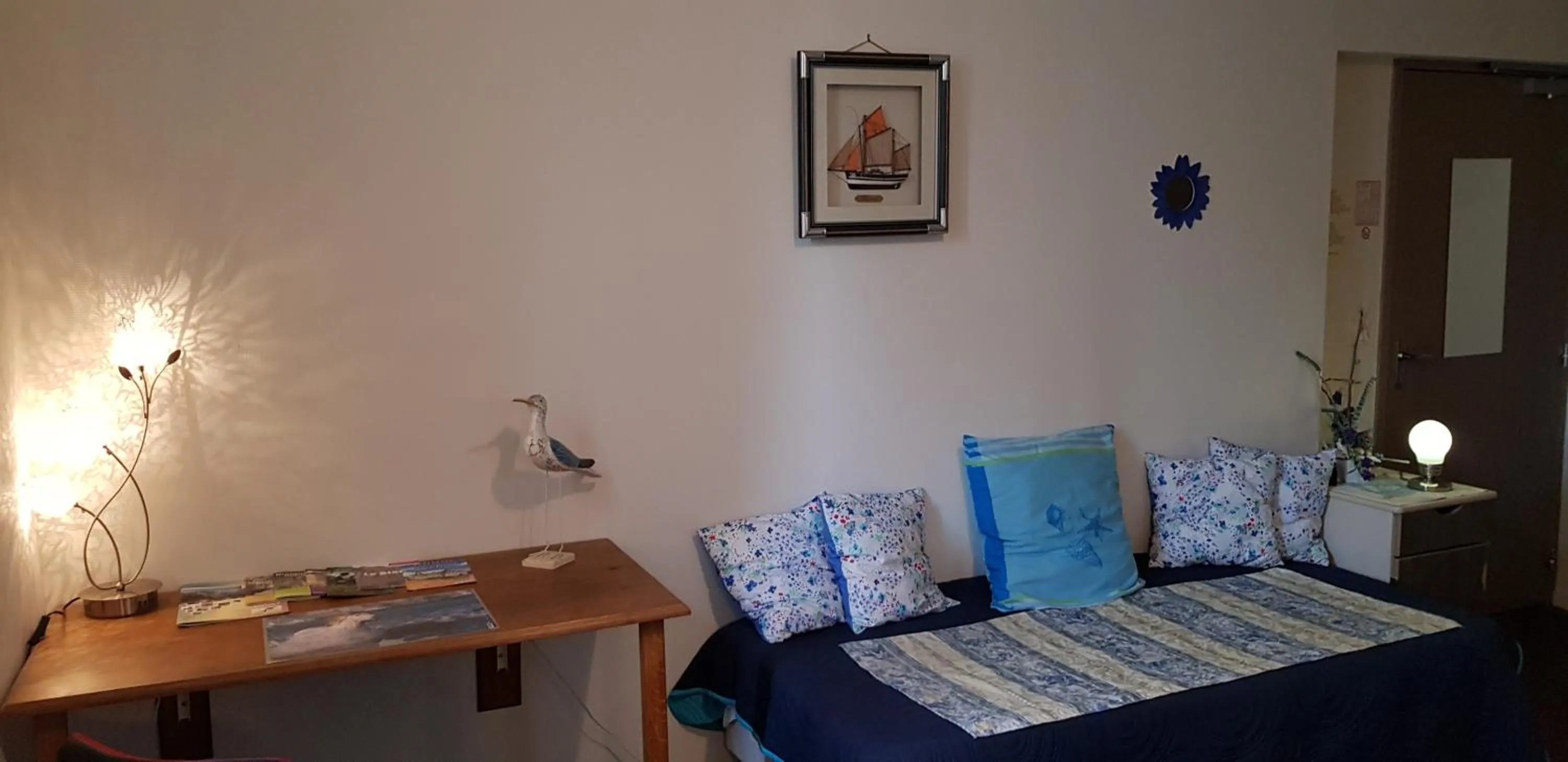 Photo of the whole room, Bed in Au Bosquet Fleuri