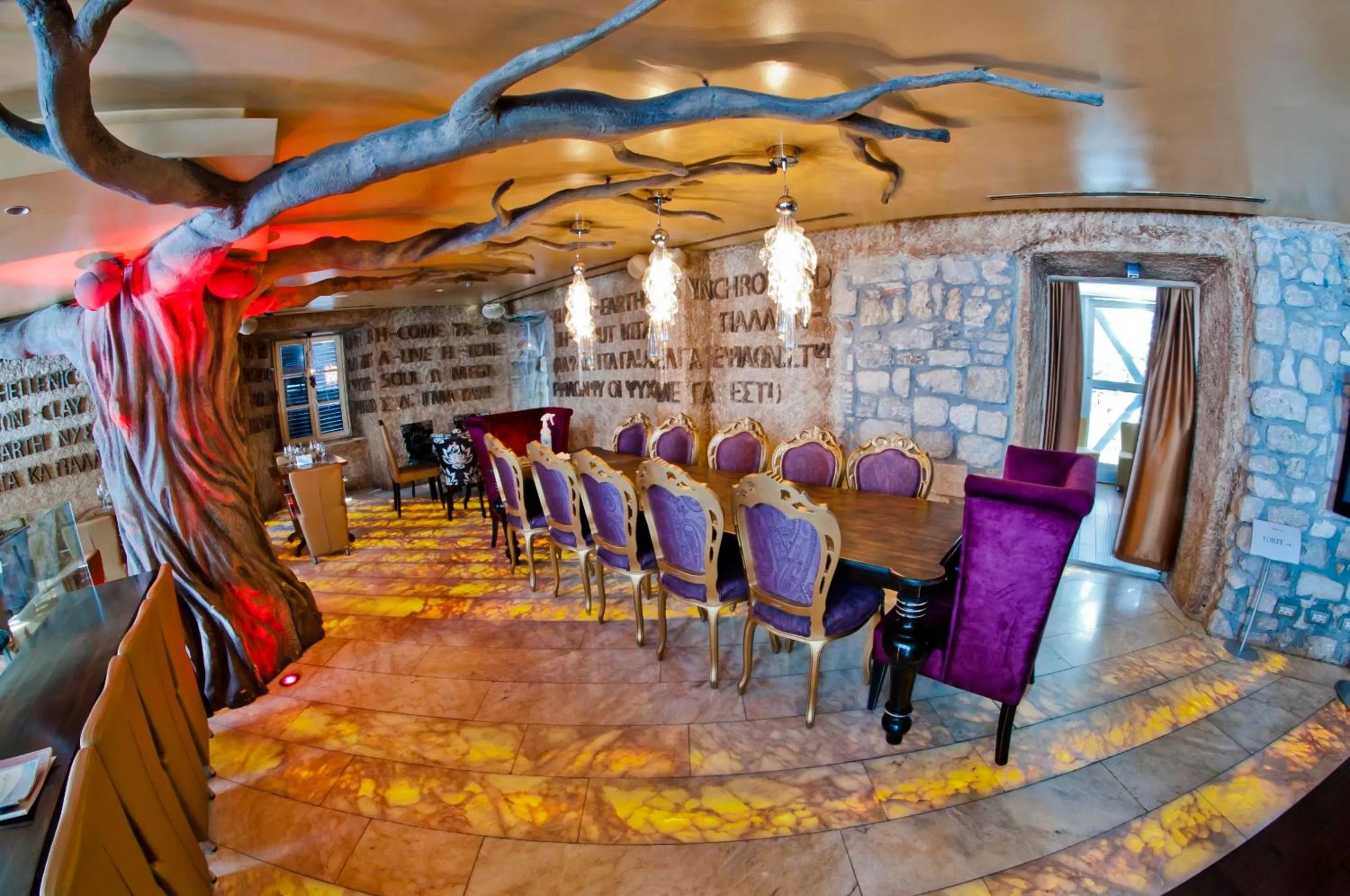 Restaurant/places to eat in Boutique Hotel Astoria