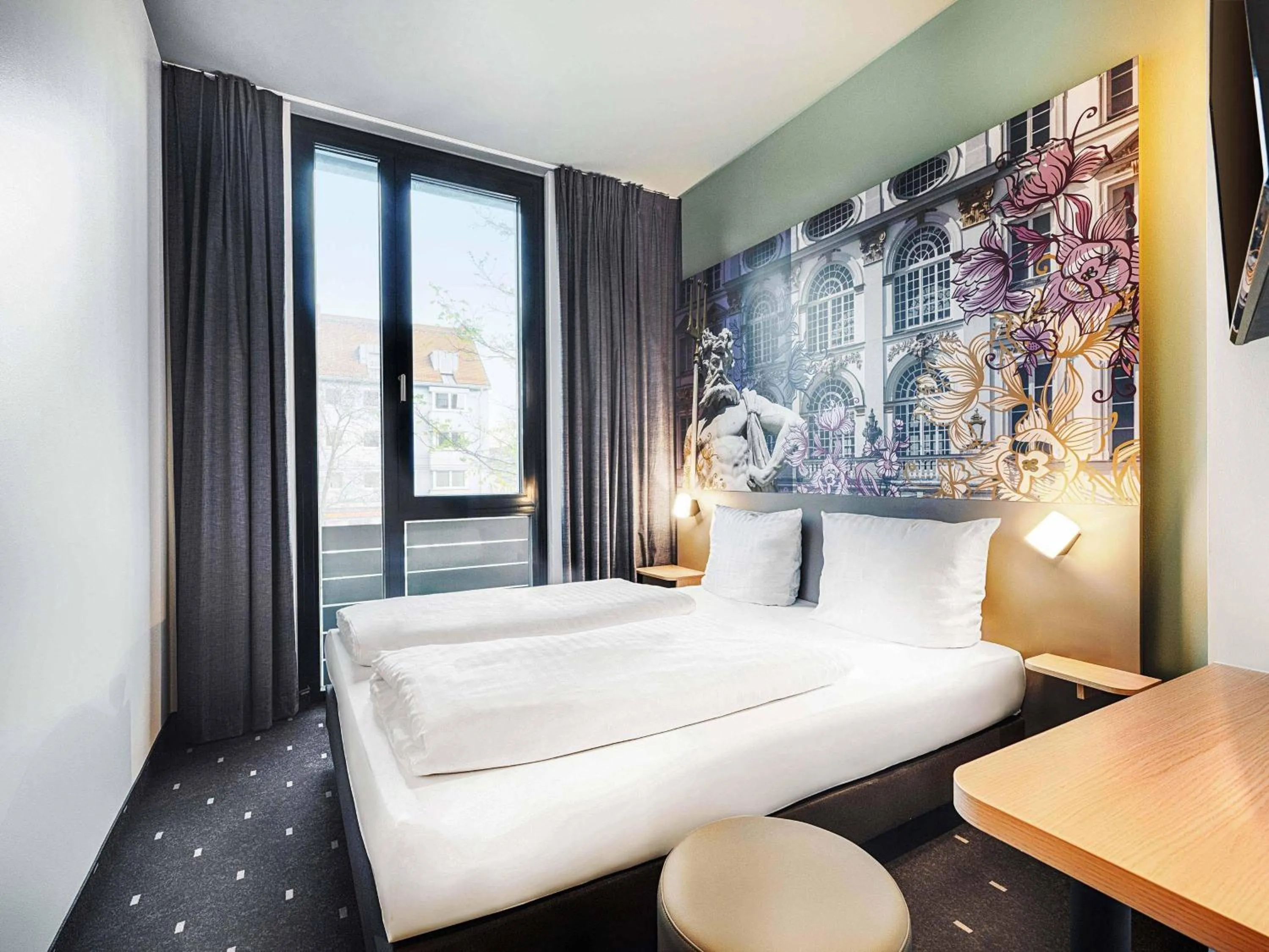 Bed in B&B Hotel München-Moosach