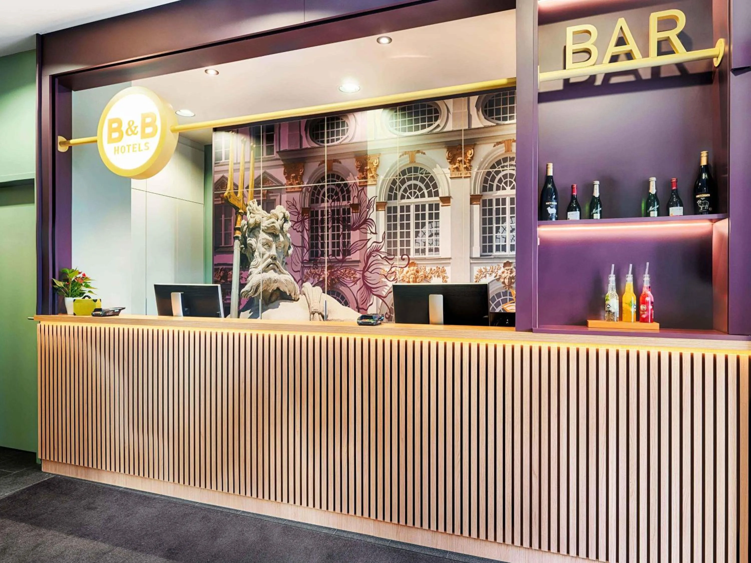 Lobby or reception in B&B Hotel München-Moosach