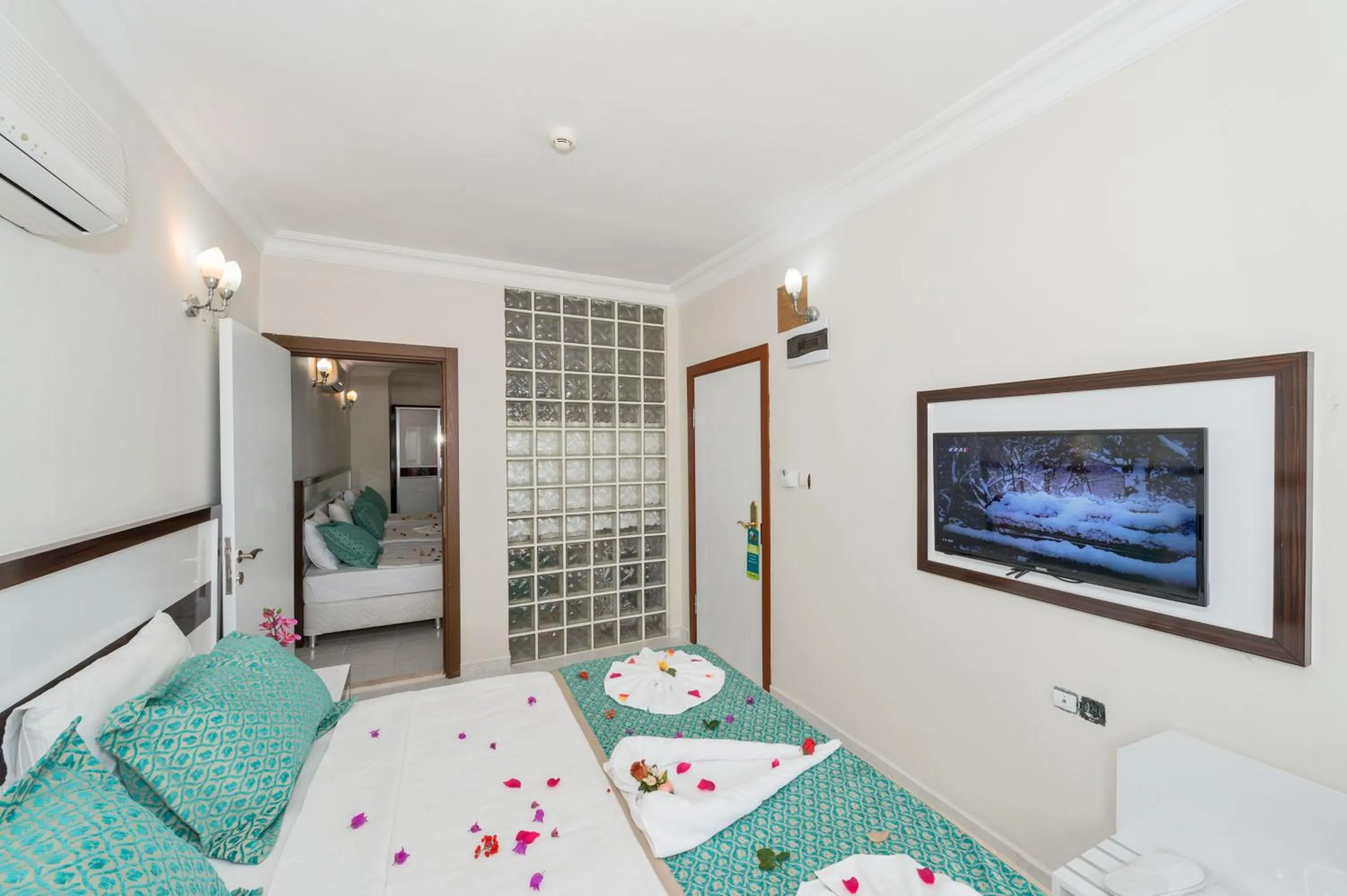 Photo of the whole room, Bed in Otel Carpe Diem Gold