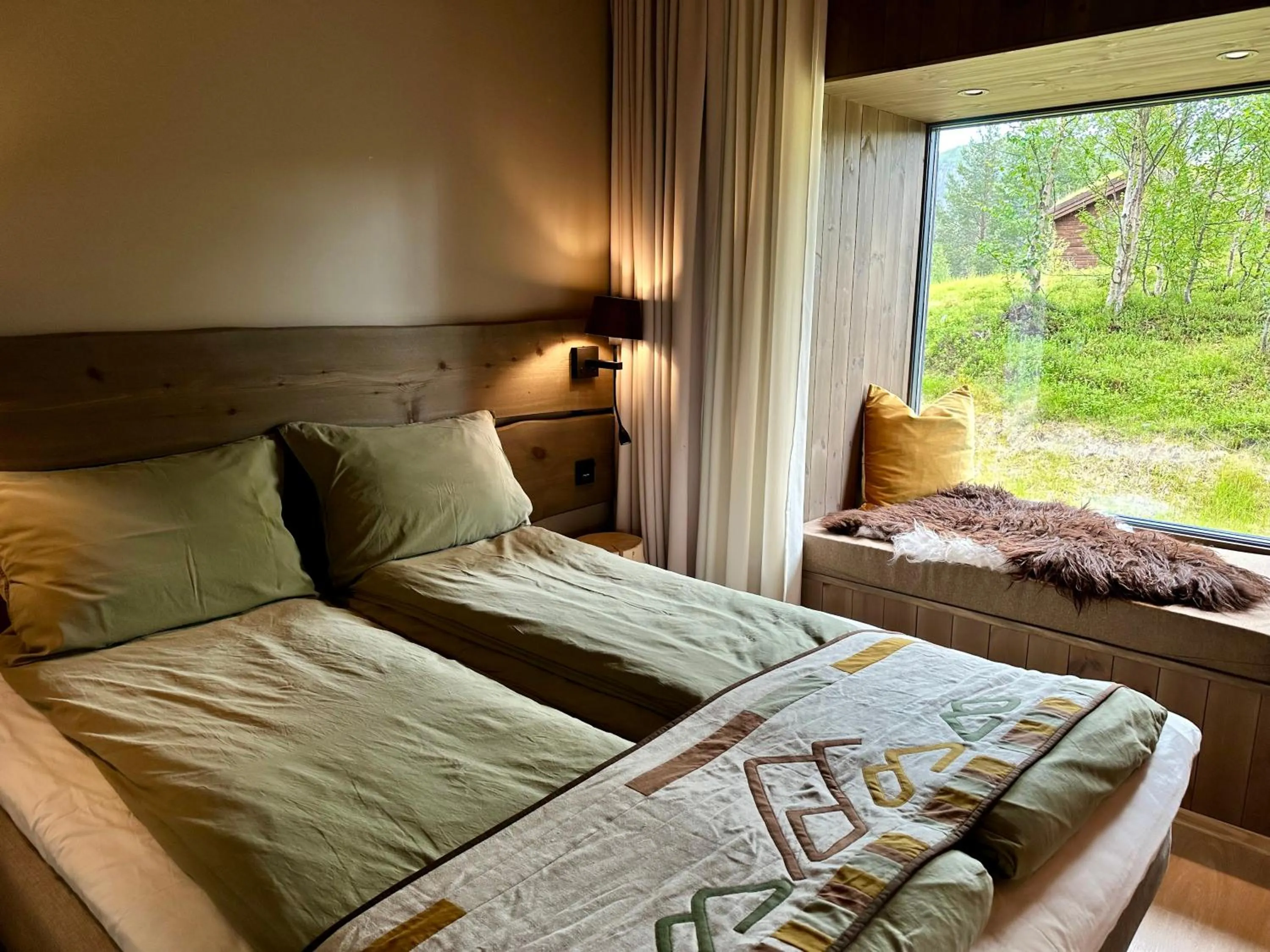 View (from property/room), Bed in Bjørnfjell Mountain Lodge