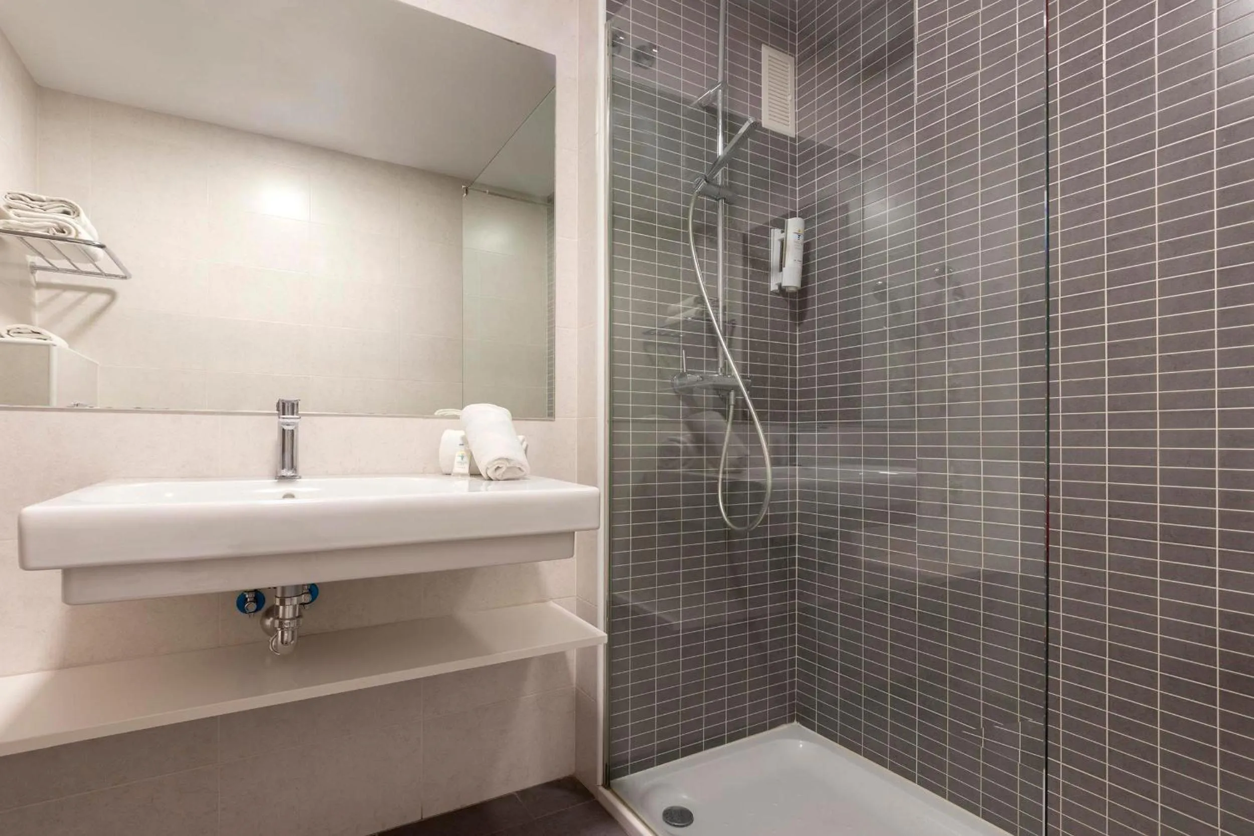 Shower in Hotel Palia La Roca