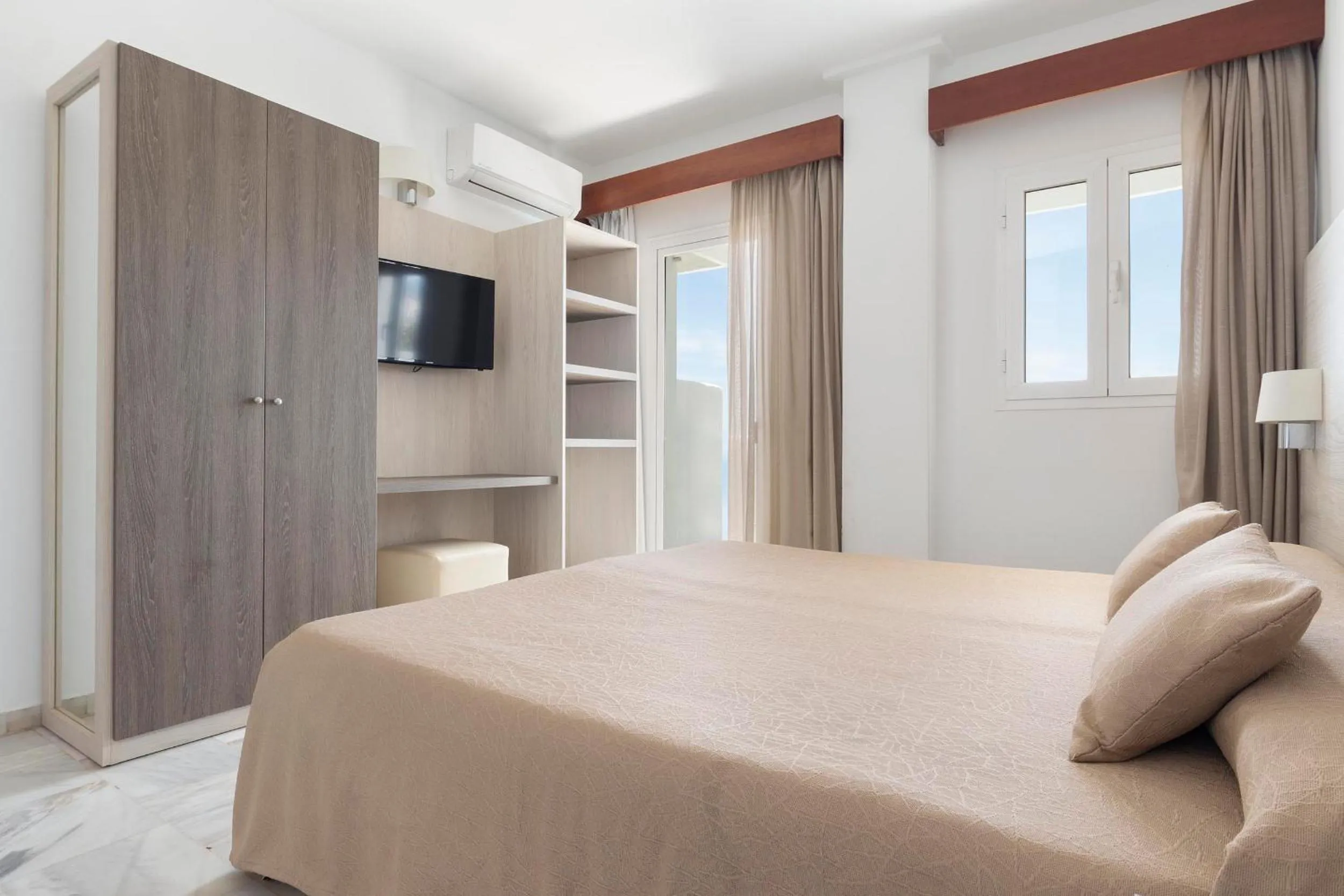 TV and multimedia, Bed in Hotel Palia La Roca