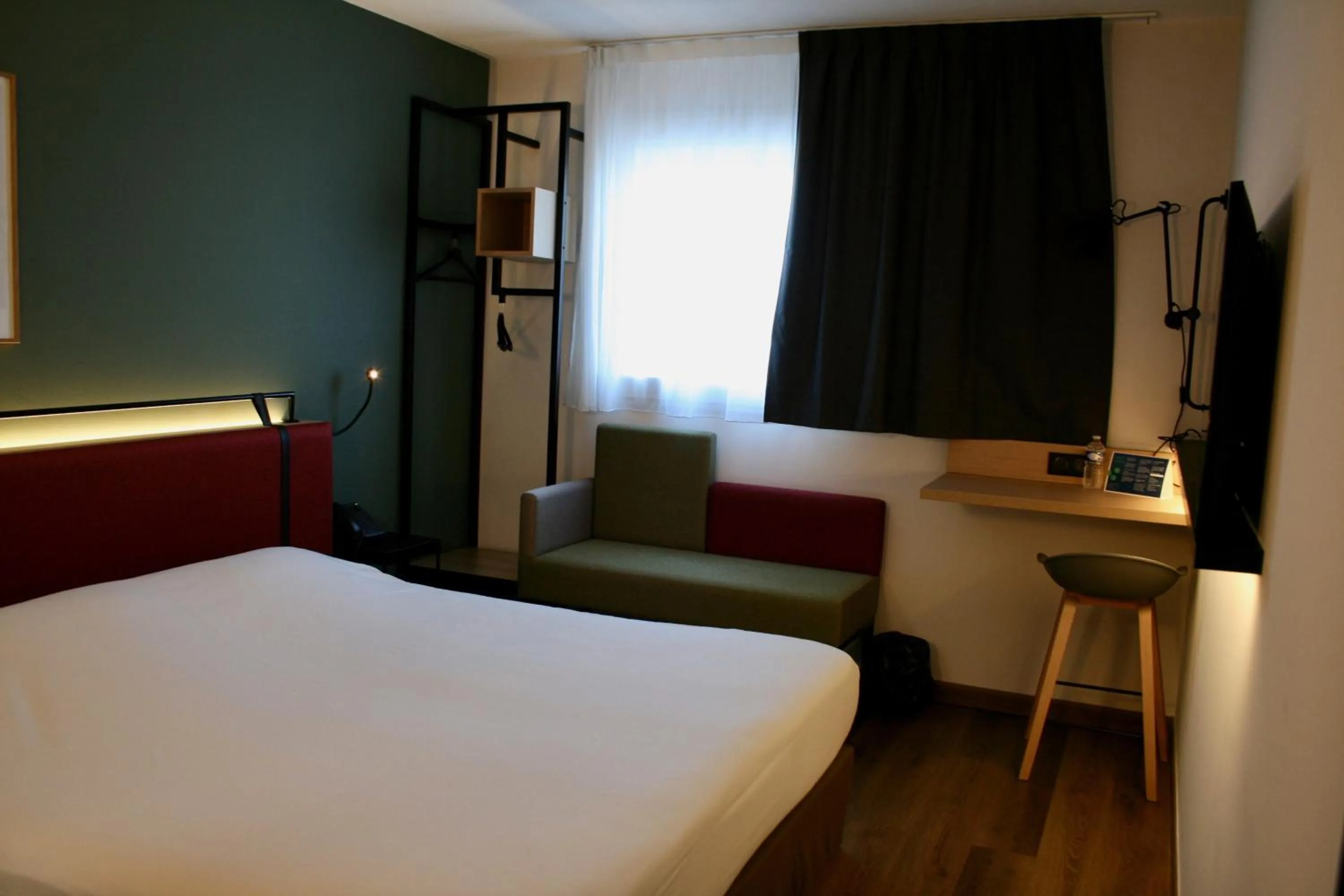 Photo of the whole room, Bed in Campanile Montpellier Ouest - Croix D'Argent