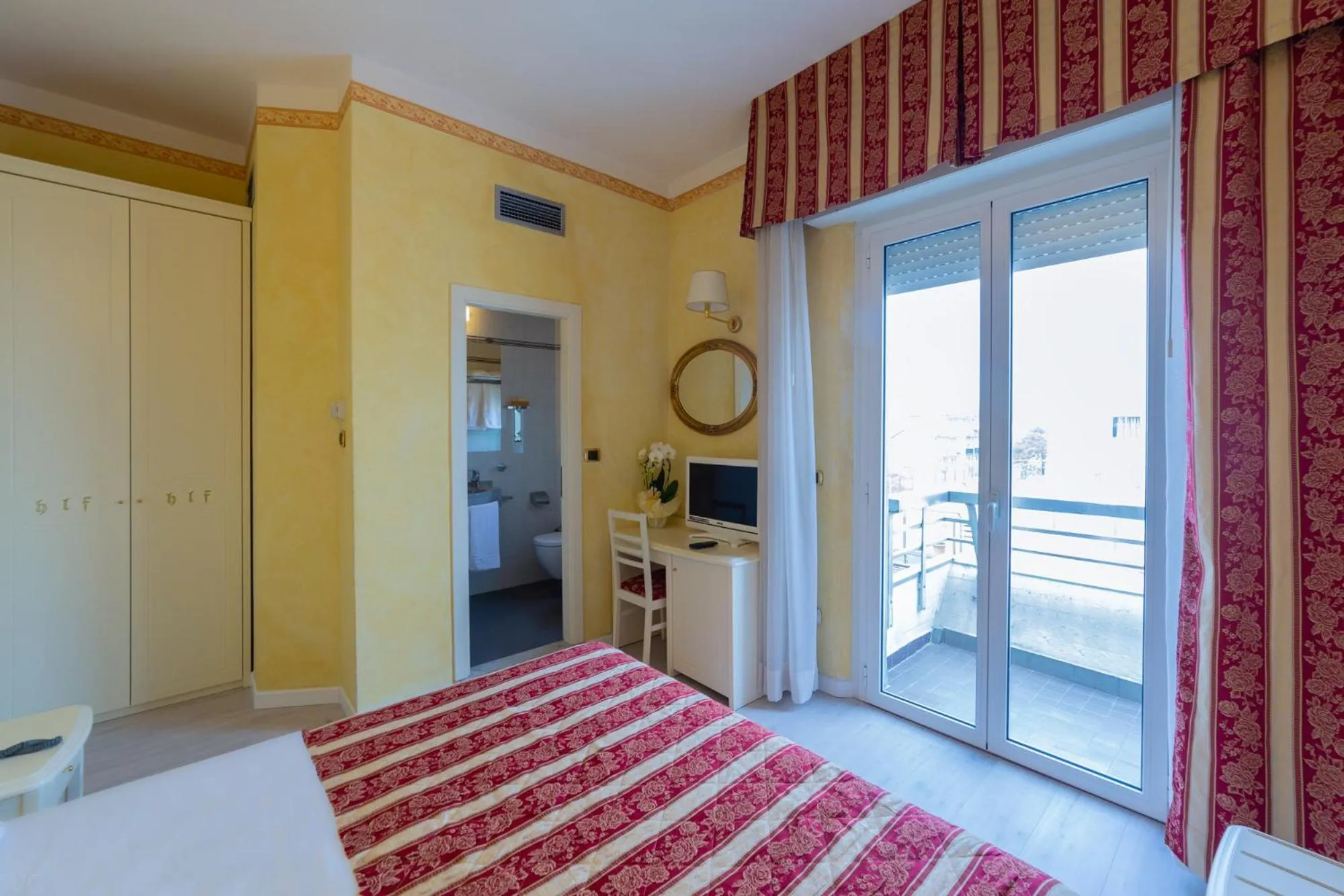 Bedroom, Bed in Hotel Executive La Fiorita