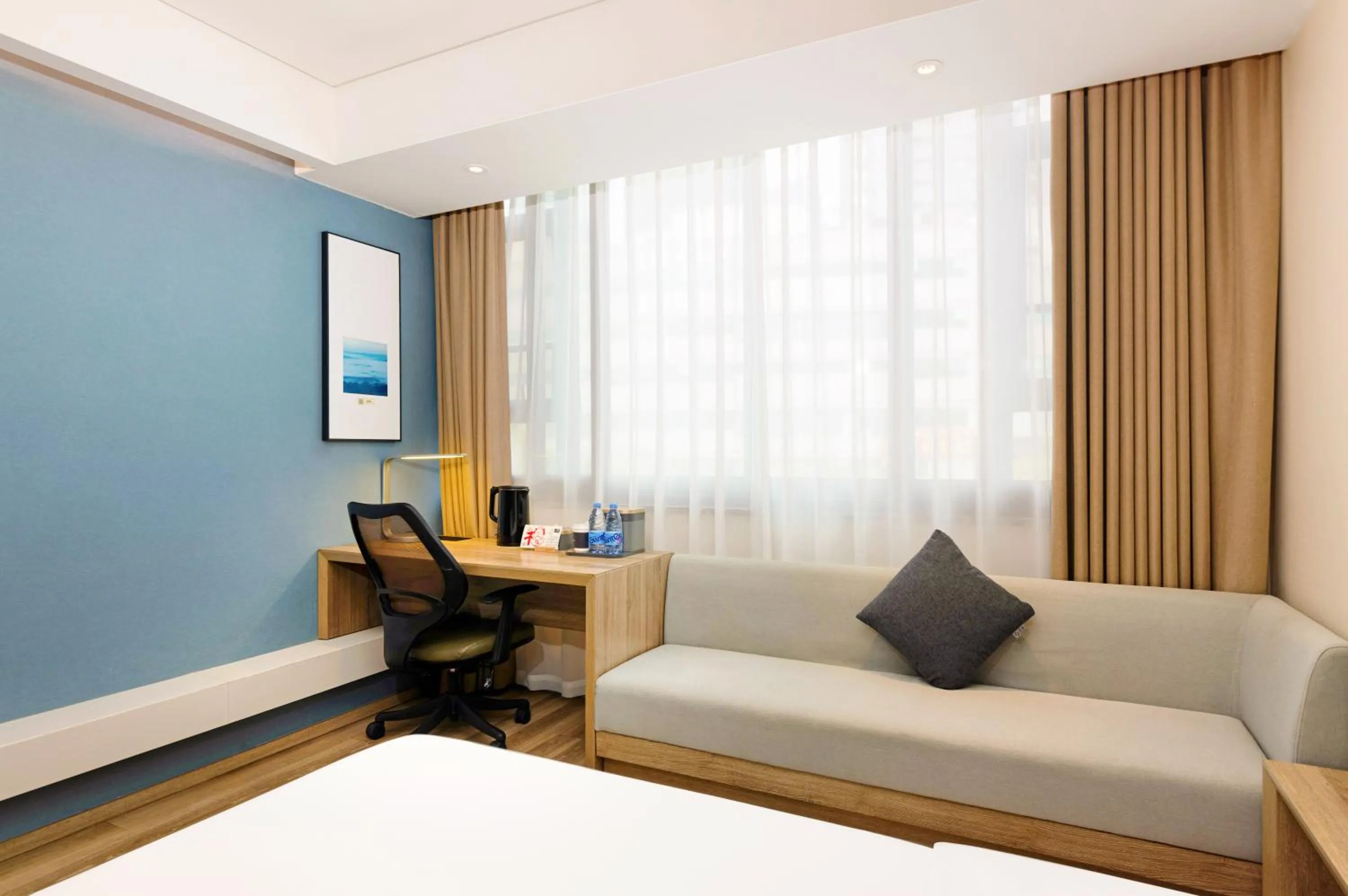 Photo of the whole room, Bed in Atour Hotel Chongqing Jiefangbei