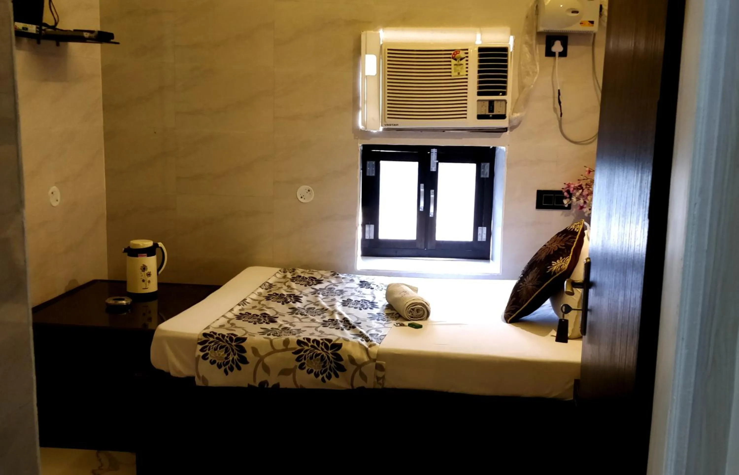 View (from property/room), Bed in City Hotel