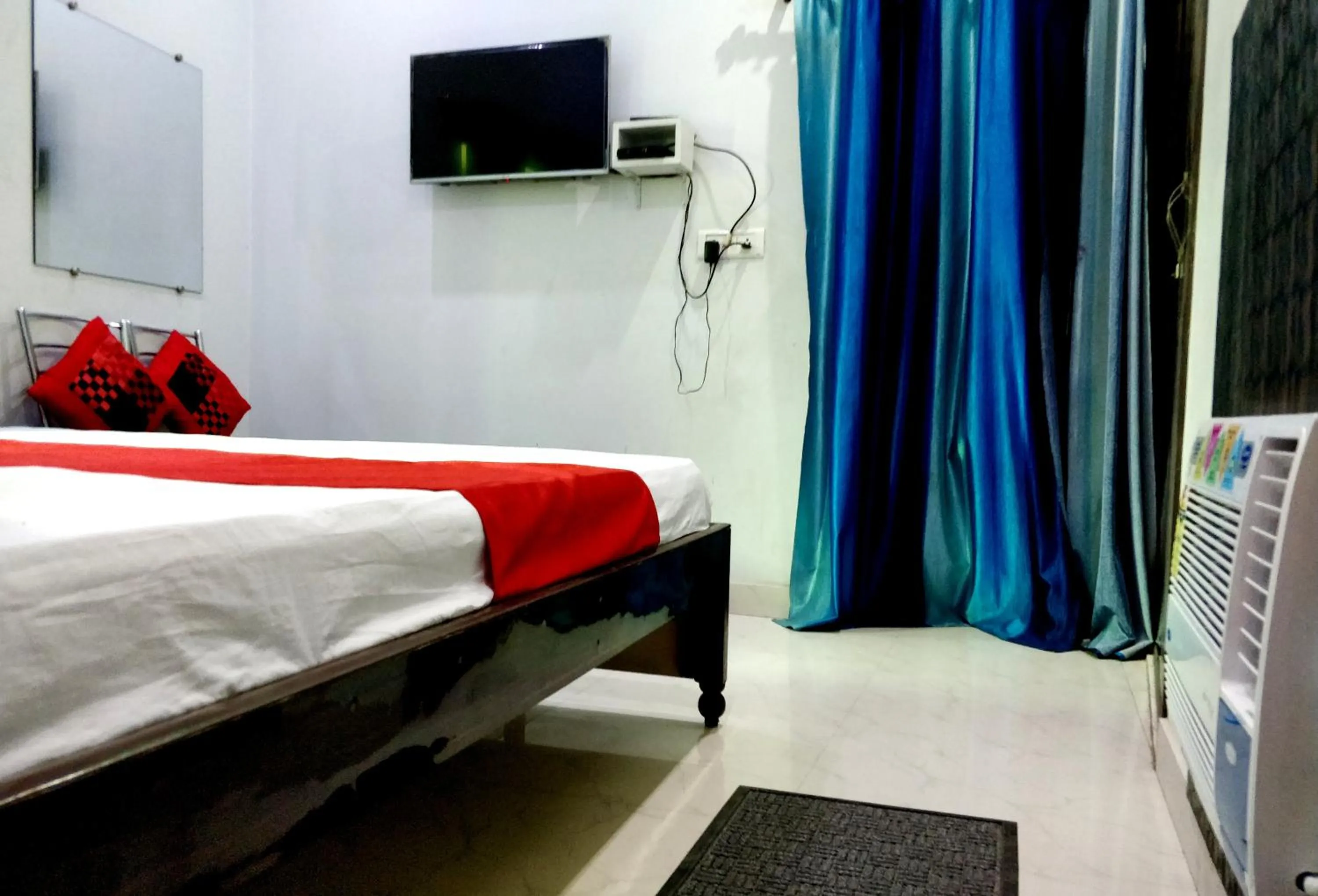 Photo of the whole room, Bed in City Hotel